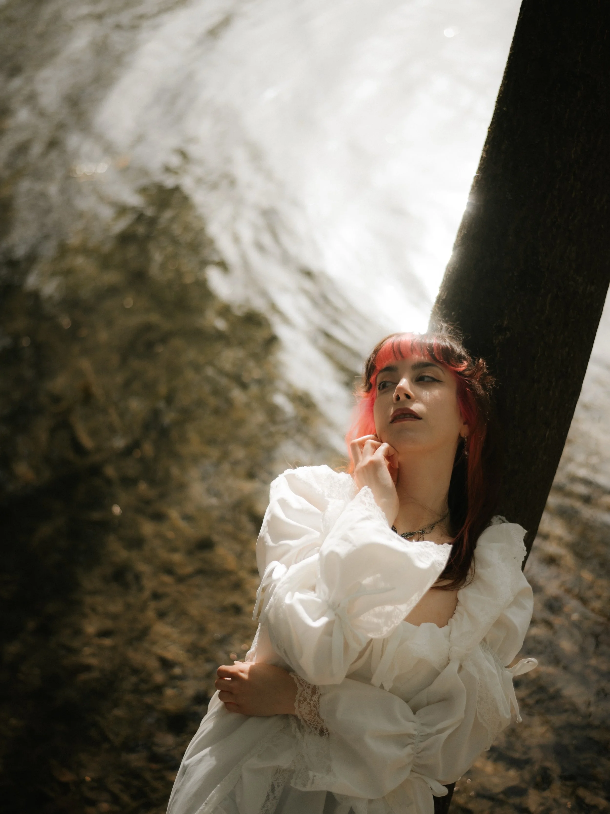 Eloise 
&mdash; avril 2026 

Quand Eloise m&rsquo;a contact&eacute;e pour une s&eacute;ance portrait, j&rsquo;ai imm&eacute;diatement vibr&eacute; avec l&rsquo;univers qu&rsquo;elle souhaitait explorer : une atmosph&egrave;re &agrave; la fois mystiqu
