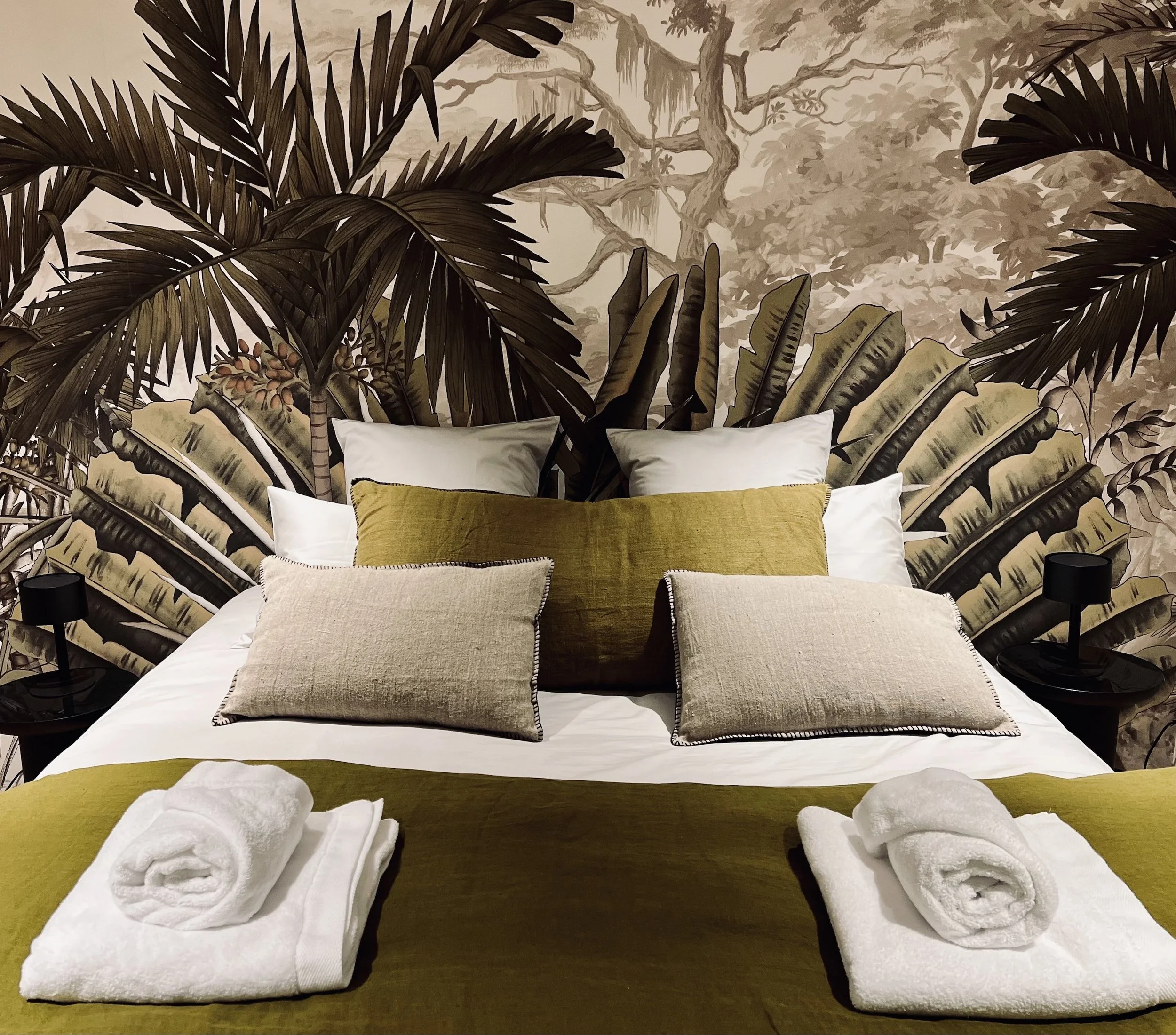 Oranga_Sologne_Chateau_Chambre_Ananbo Nicobar_Vue 2.jpg