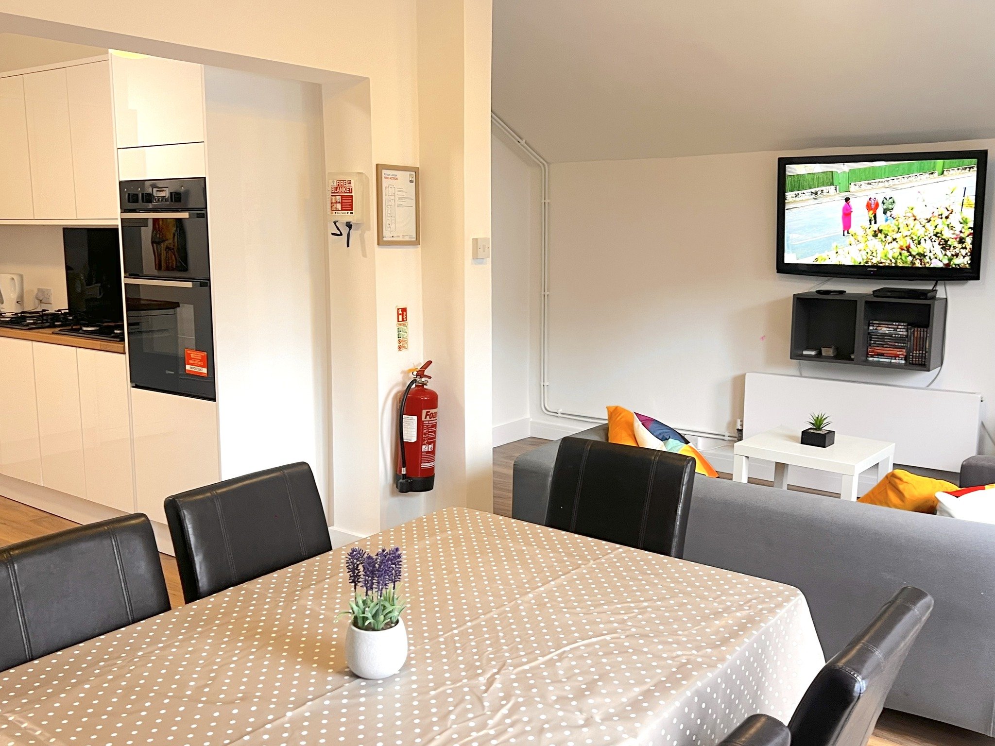 📍King's Lodge looking fresh with its newly refurbished kitchen and sitting room 🆕

👇
www.wimbledon-school.ac.uk/accommodation/3/kings-lodge

#MyWSE #studyabroadlife 
#London #Wimbledon