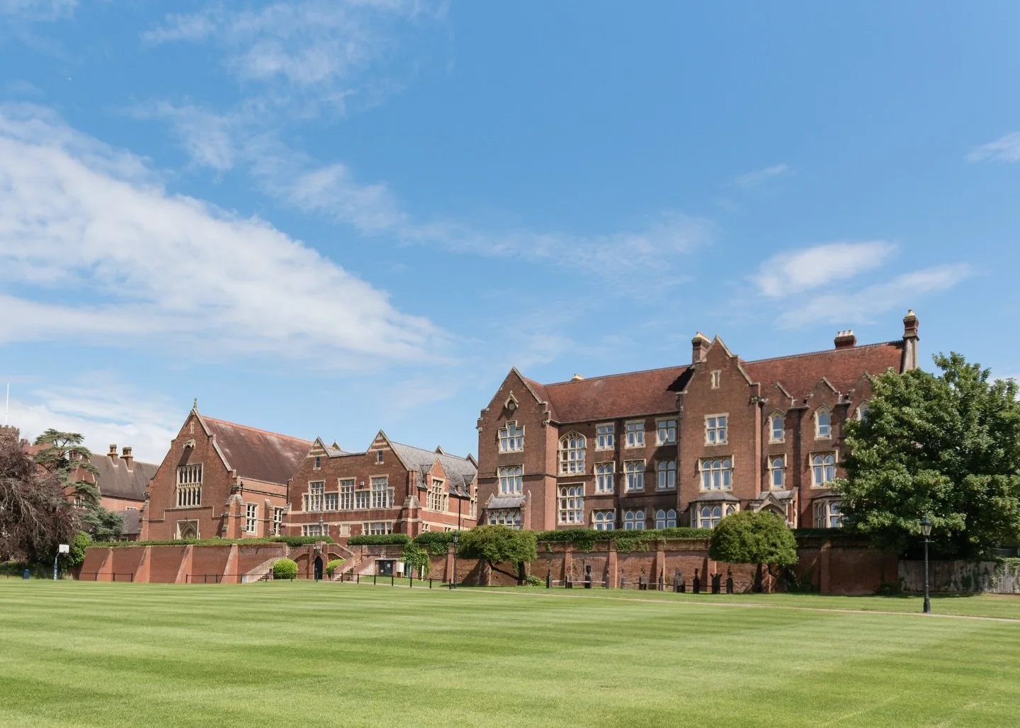 Epsom College gives students the best of both worlds, with a spacious school campus just outside London and regular trips into the city. Students aged 11 to 17 can study English, take part in activities and join our Tennis Academy during their stay. 