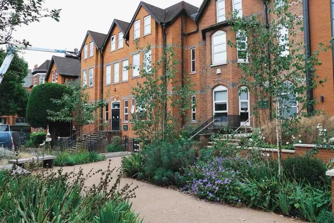 For students who want London to be part of their summer, our Wimbledon centre is a great place to start. Students aged 14 to 17 study English in Wimbledon and spend most afternoons out exploring London. Optional tennis coaching is also available. The