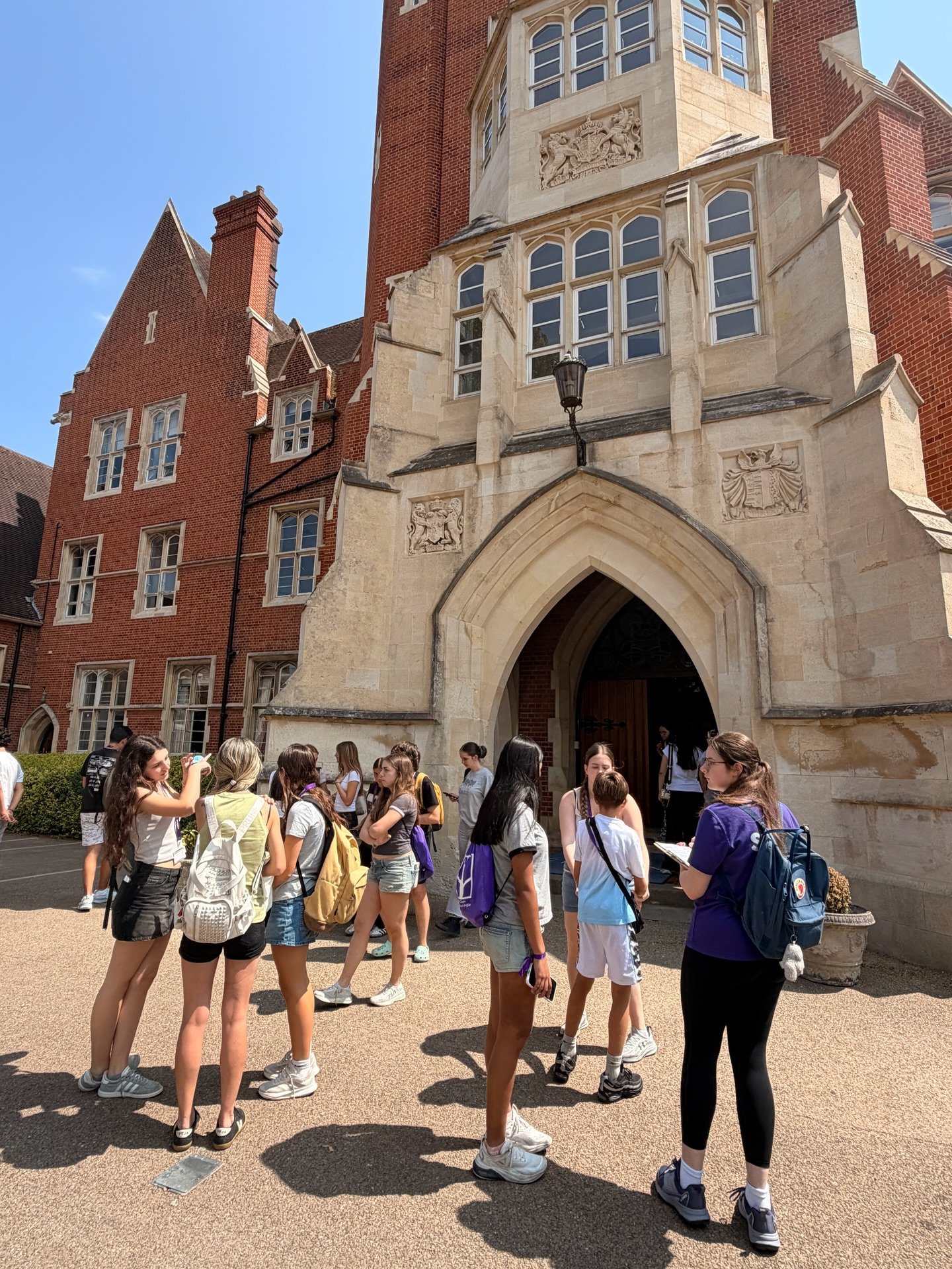 That moment just before heading off on an excursion. Everyone getting ready, chatting with friends and waiting to see what the day has in store. A few favourite moments from the summer ☀️

English Study Camps is proudly part of @wimbledonschoolofengl