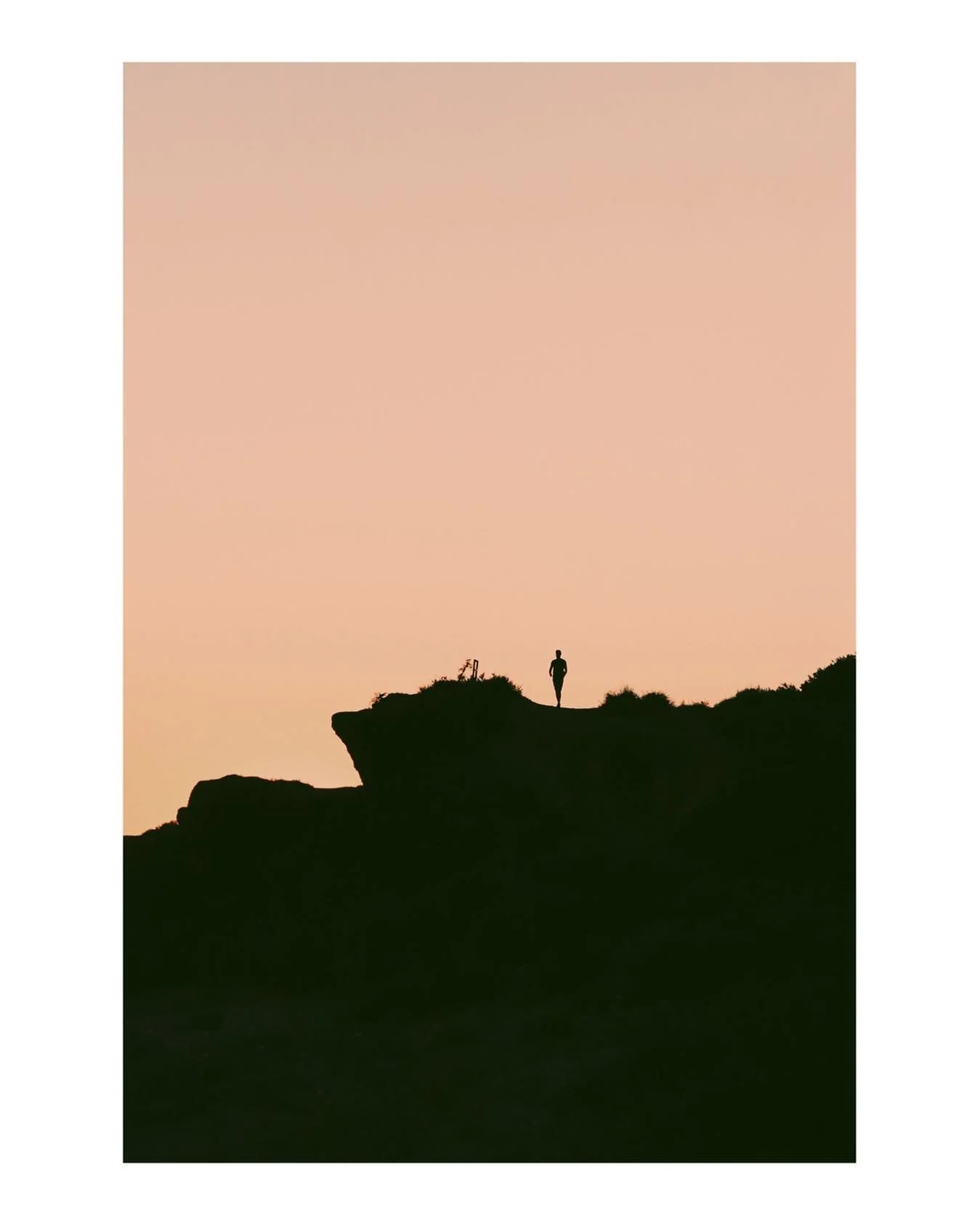 🎵Moonshine got me
Sun shines for me
On a good old sunny day 
When there&rsquo;s no one who bothers 

- Daniel Lennarth Norgren 

#beach #beachlife #red #sunset #sunset_pics #sunsets #falesia #praia #portugal #black #naturephotography #naturephotogra