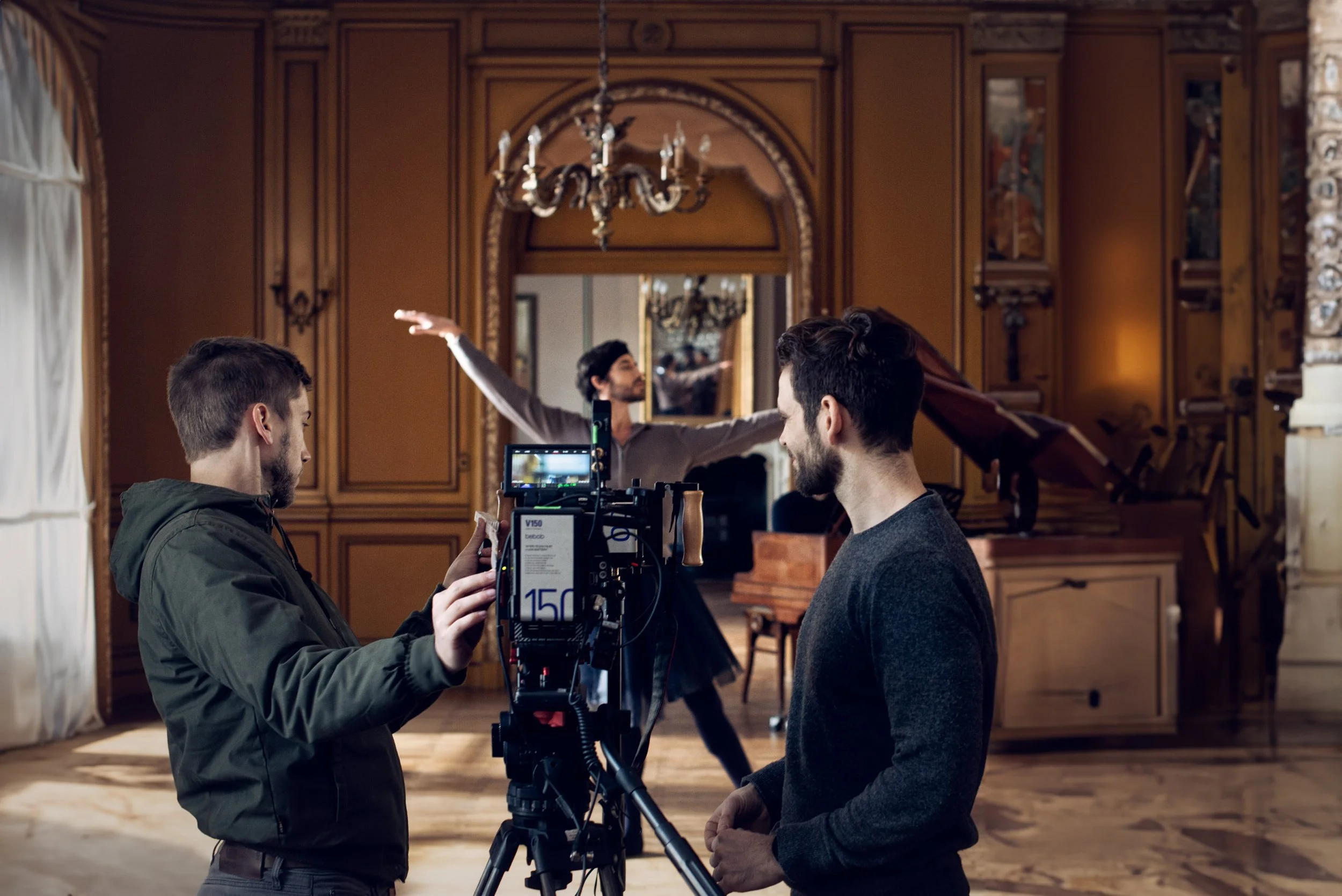 Behind the scenes van een filmopname met cameraman en assistent