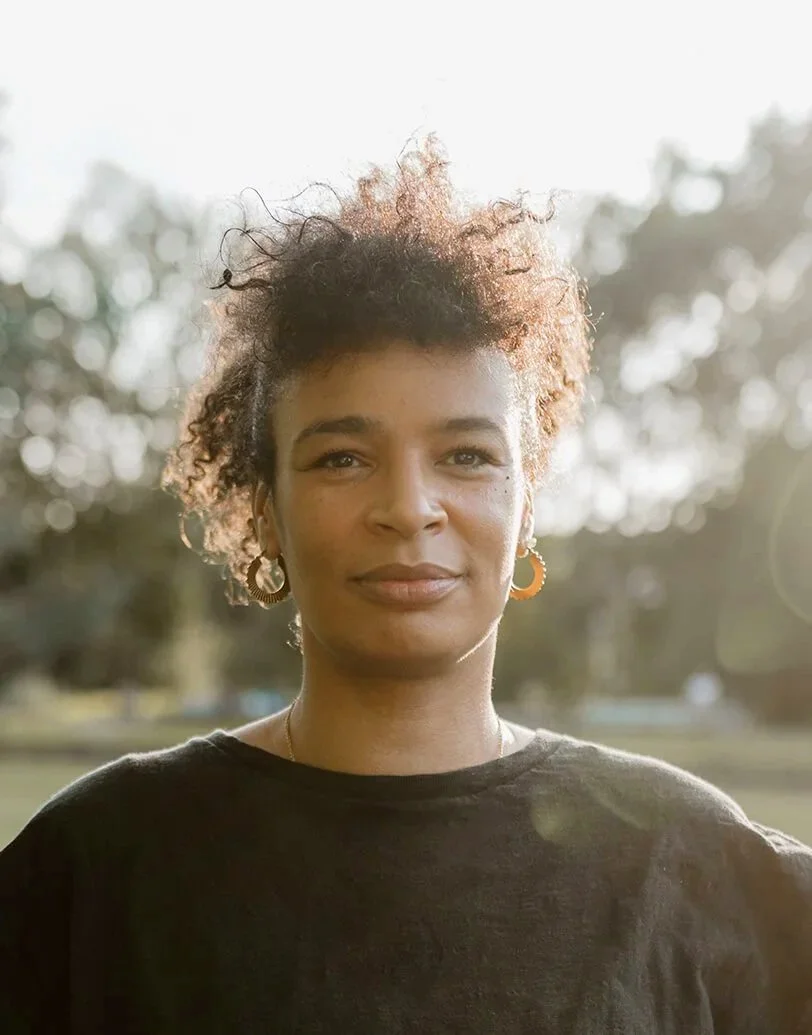 Porträt einer Atem- und Breathwork-Begleiterin in ruhiger, natürlicher Umgebung