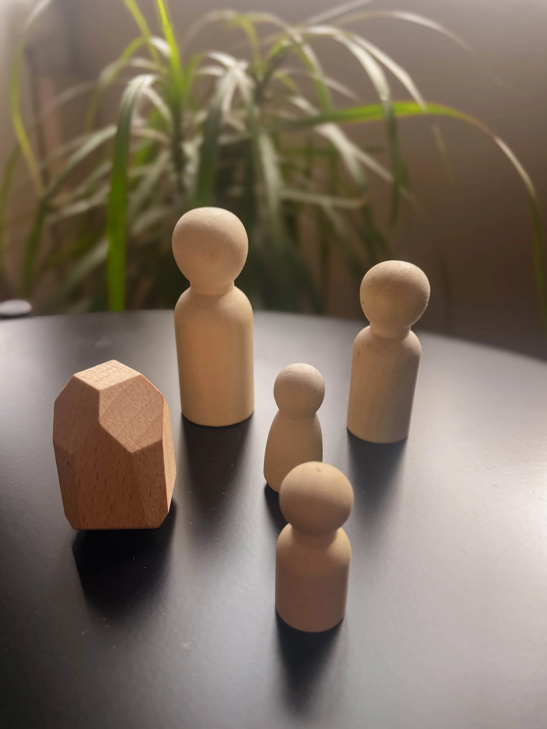 Holzfiguren und Haus für systemische Aufstellungsarbeit – Systemische Beratung Berlin-Kreuzberg