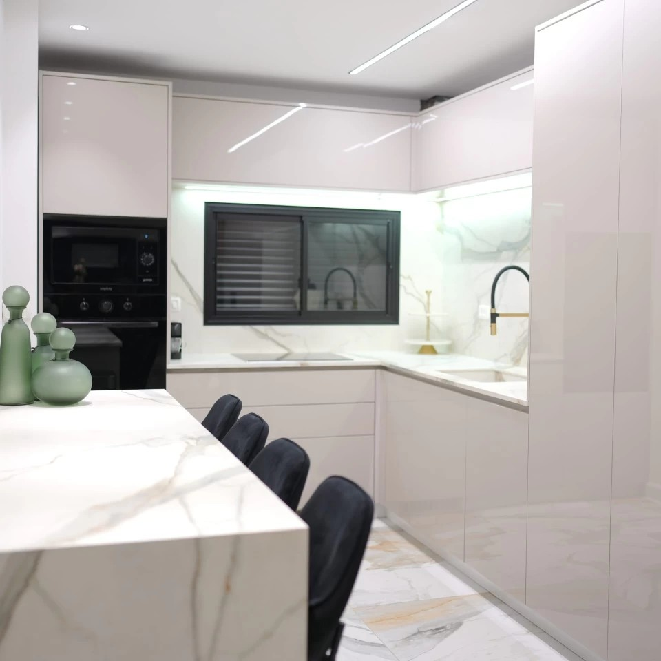 Calacatta Imperiale (2cm) surface and installation reference