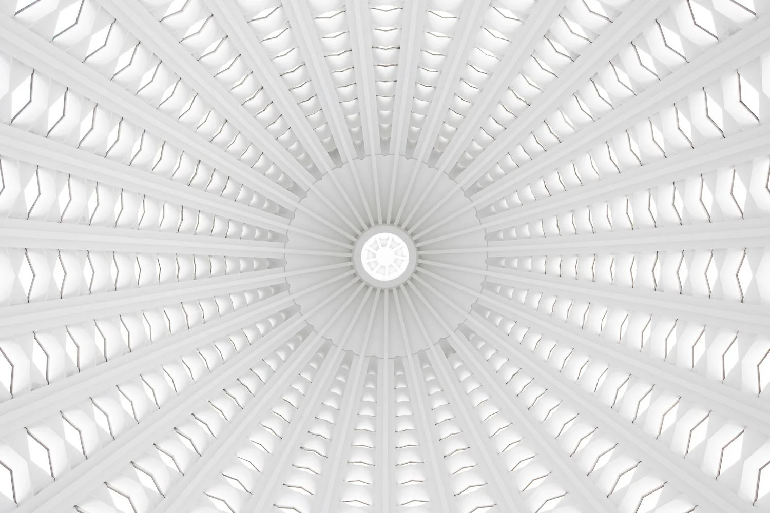 Blick senkrecht nach oben aus der Froschperspektive in die geometrische Kuppelkonstruktion des House of Worship.  