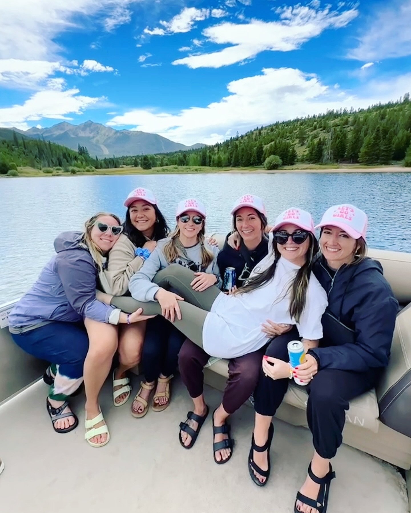 A fun weekend in Breckinridge celebrating @seagullauren! + college best friend reunion. 💜🤍💜🤍💜 #gobuffs😉🦬 #bestfriends #bachloretteparty