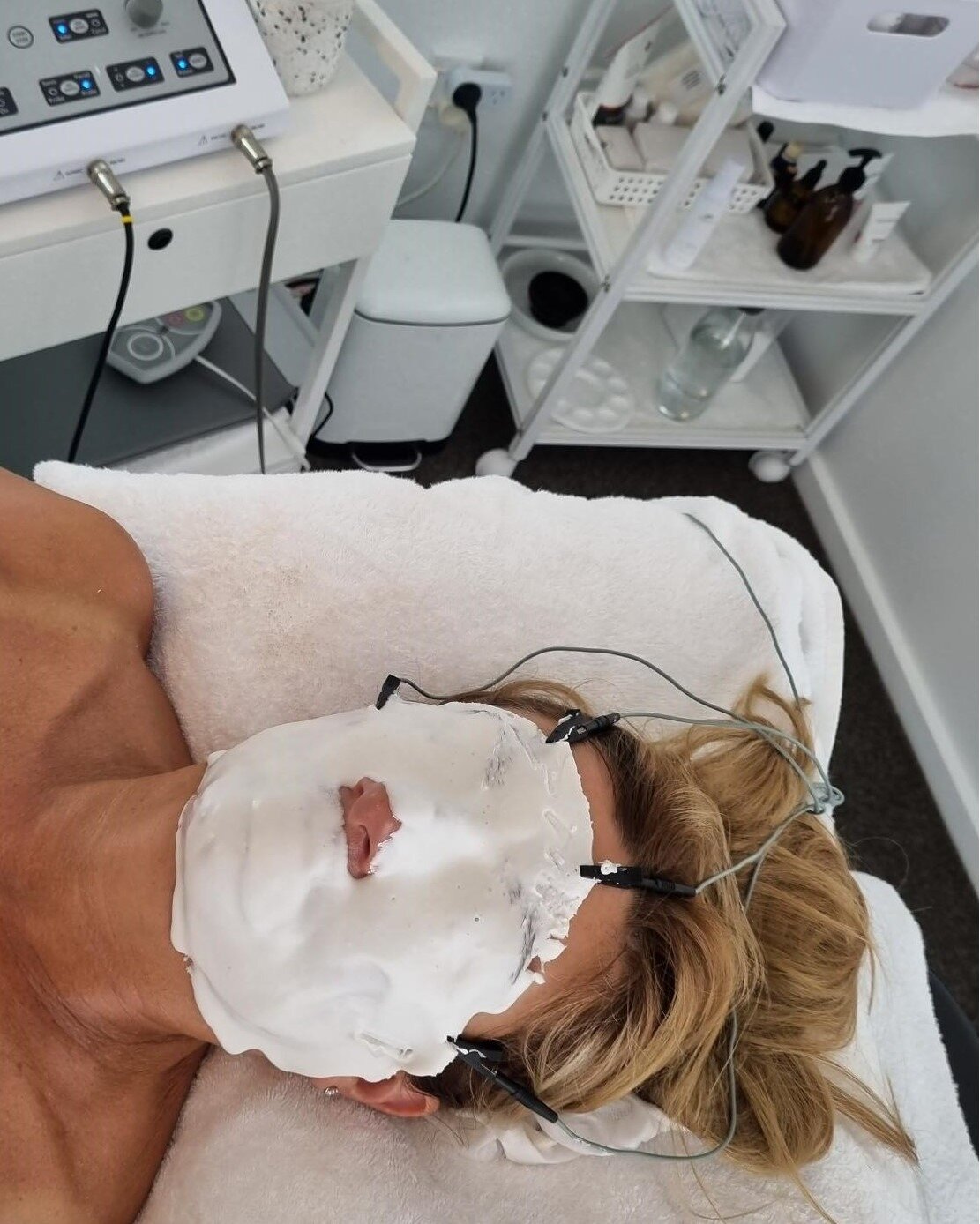 🌺 How devine! 💝💝💝
🌺 It was my turn to be pampered, revived and restored today with an Environ Electro-Sonic DF Vitamin Infusion Facial!
🌺 An absolutely essential treatment to help return my skin back to smooth, hydrated and radiant after all th