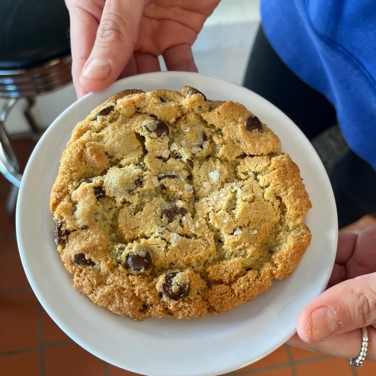 It&rsquo;s BAACK! The most amazing GF Chocolate Chip Cookie 🍪! 
 
Same cookie but BIGGER !! 

#glutenfree 
#cookie 
#coffee