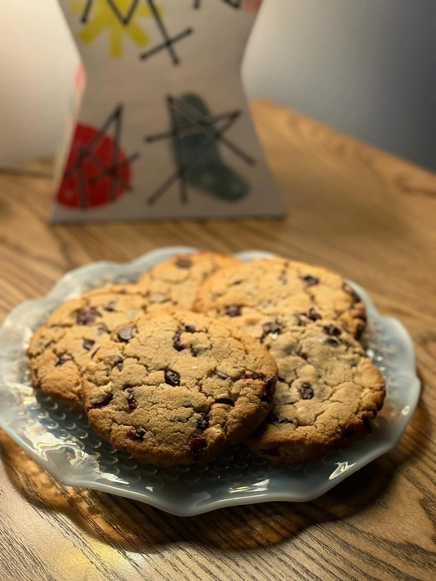 Nighty night, cookie crew! 😴 ( ͡&deg; ͜ʖ ͡&deg;)
Tomorrow&rsquo;s menu: Gluten-free cookies so good, you won&rsquo;t believe they&rsquo;re gluten-free. 🍪
Fuel up with coffee + cookie magic ⚡️ at Poly&rsquo;s Place☕️