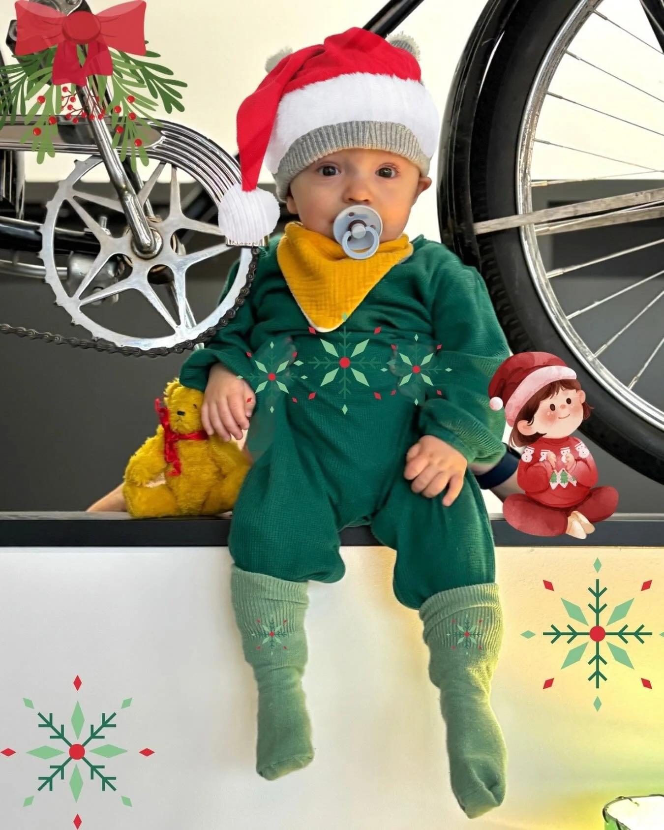 Hello!!! Look who showed up.. . Our elf on the shelf has payed us a visit at Poly&rsquo;s Place ✨✨

&hearts;️

#elf 
#elfontheshelf 
#coffeeshop 
#holiday