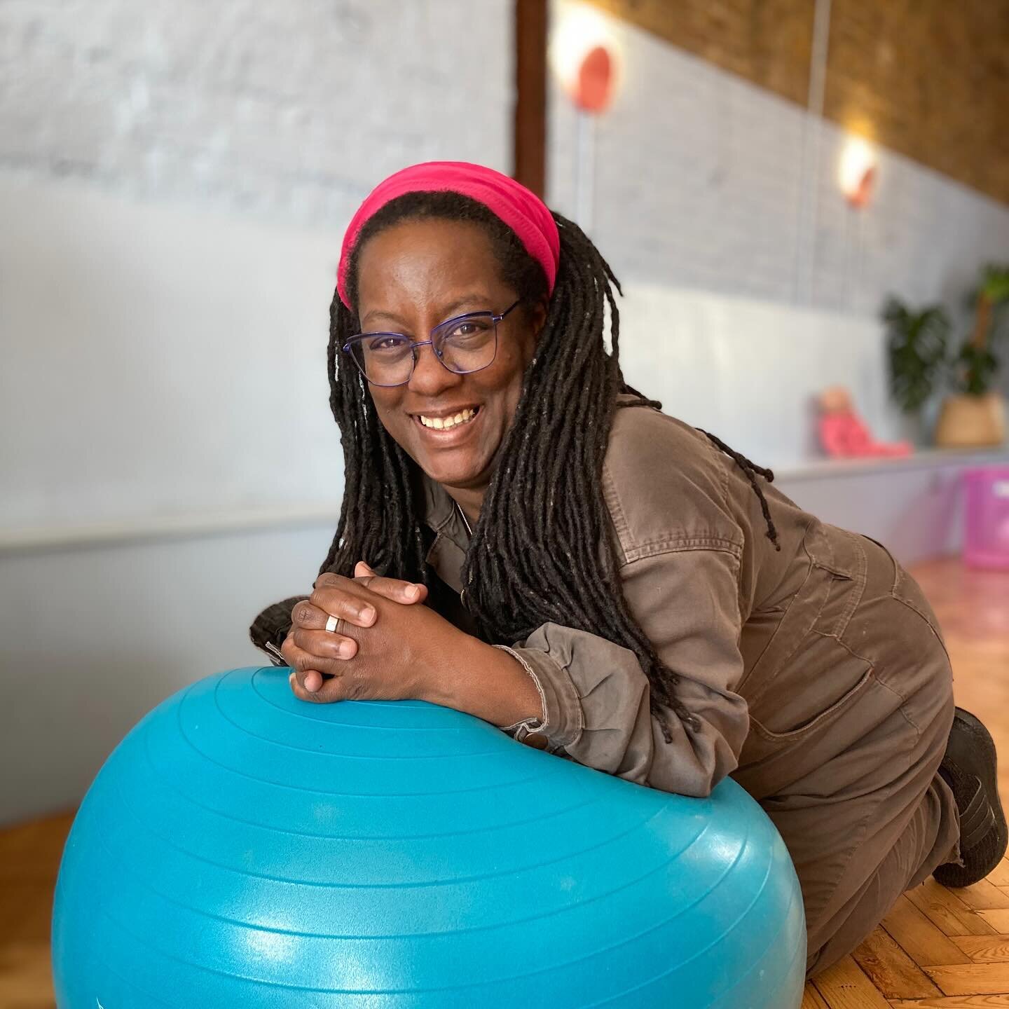 At the final day of our pilot antenatal course in Margate, funded by @kcc_kent we donated a fabric wrap sling and pregnancy yoga ball to each lady that attended (donated from our wonderful community)

Our amazing host @_marslord demonstrated how to t