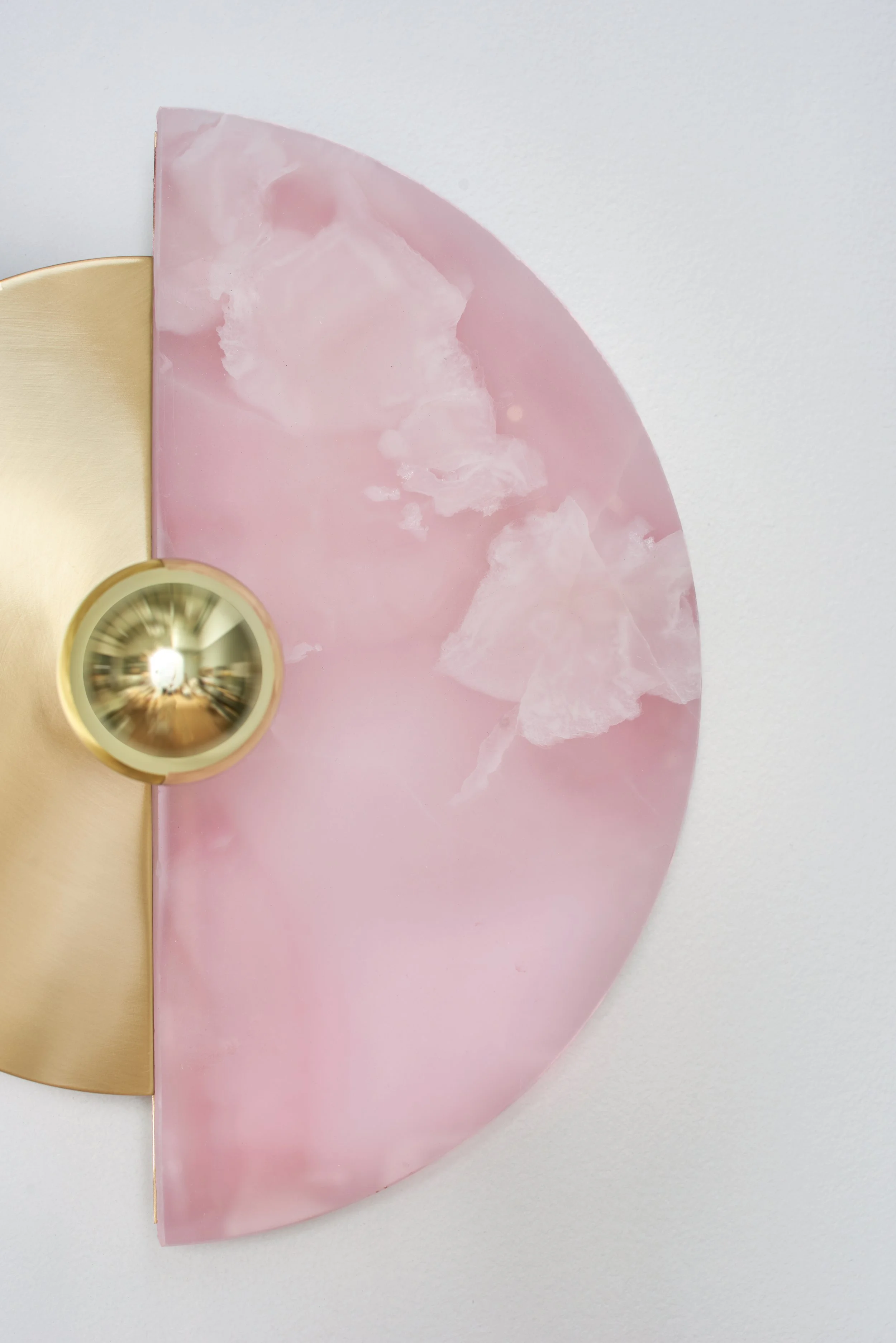 Matlight-wall-sconce-Levante-pink-onyx-brass-04.jpg