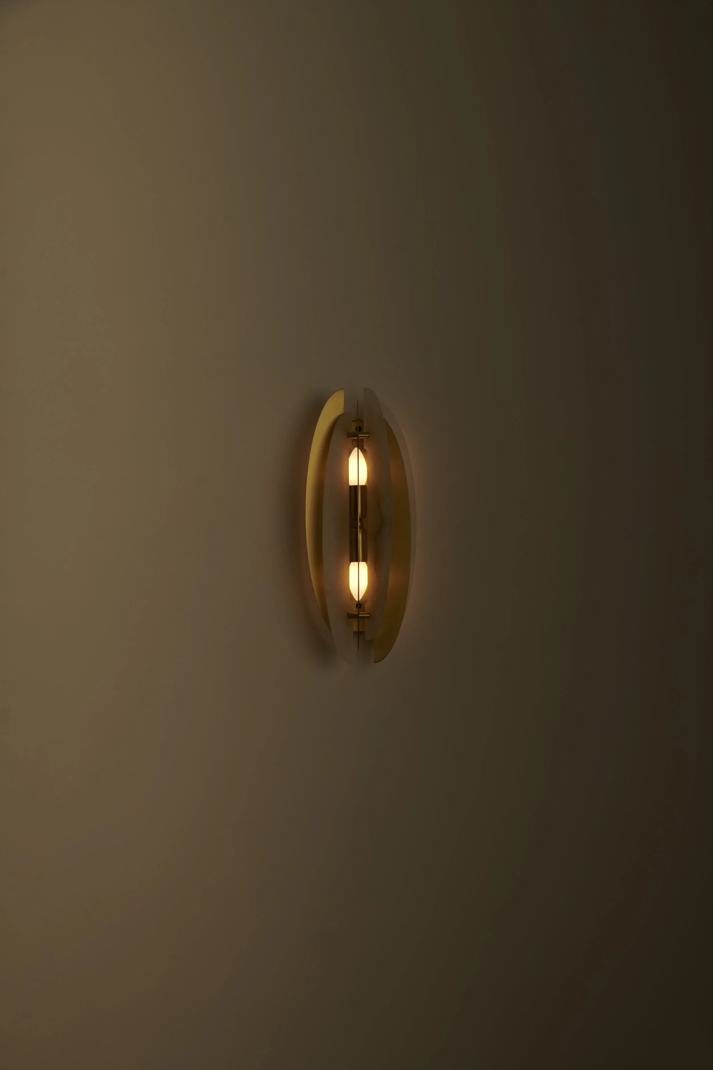 Matlight-wall-sconce-Helios-alabaster-brass-03.jpg