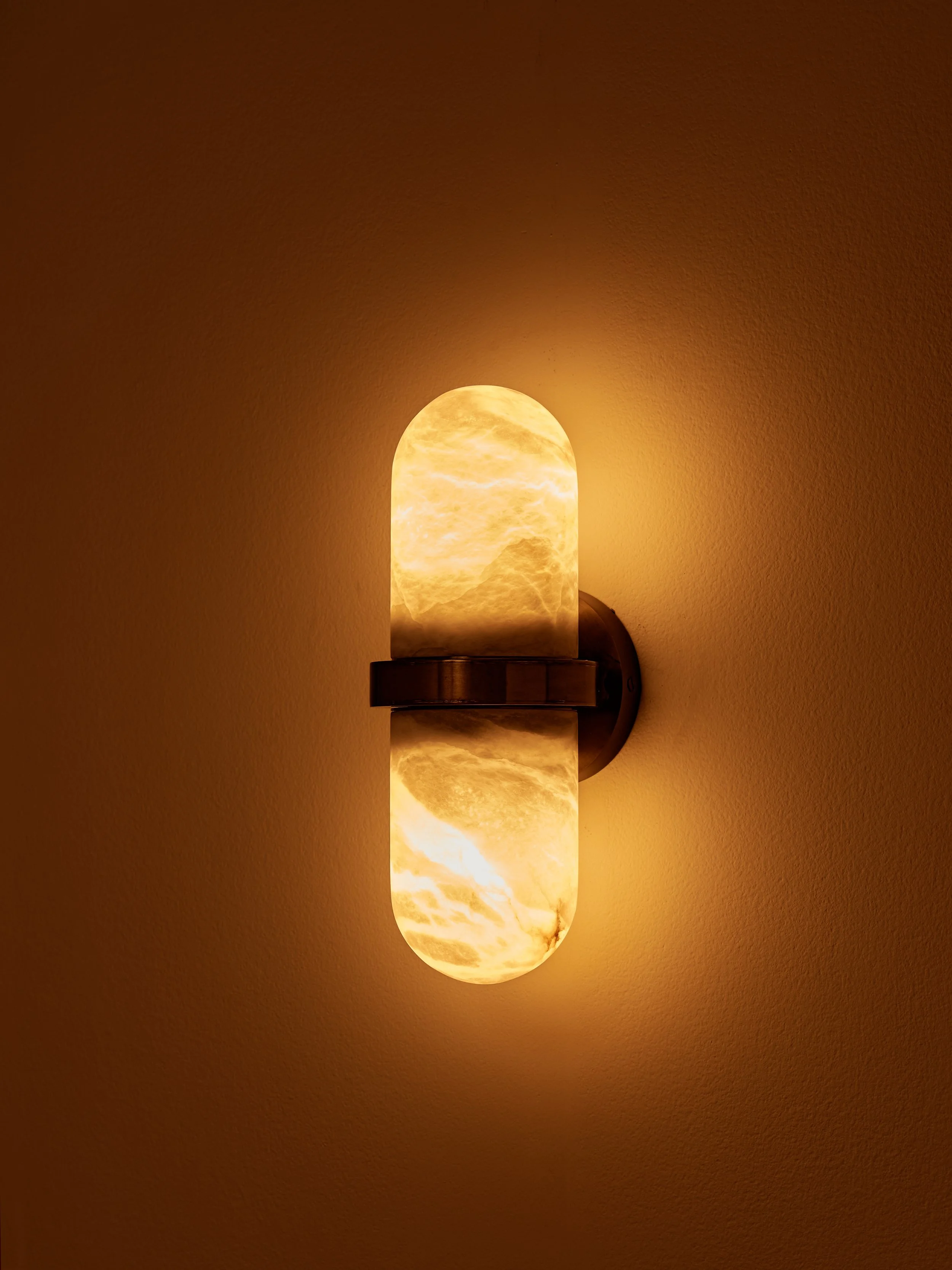 Matlight-Wall-sconce-Pill-alabaster-bronze-by-Droulers-Architecture-04.jpg