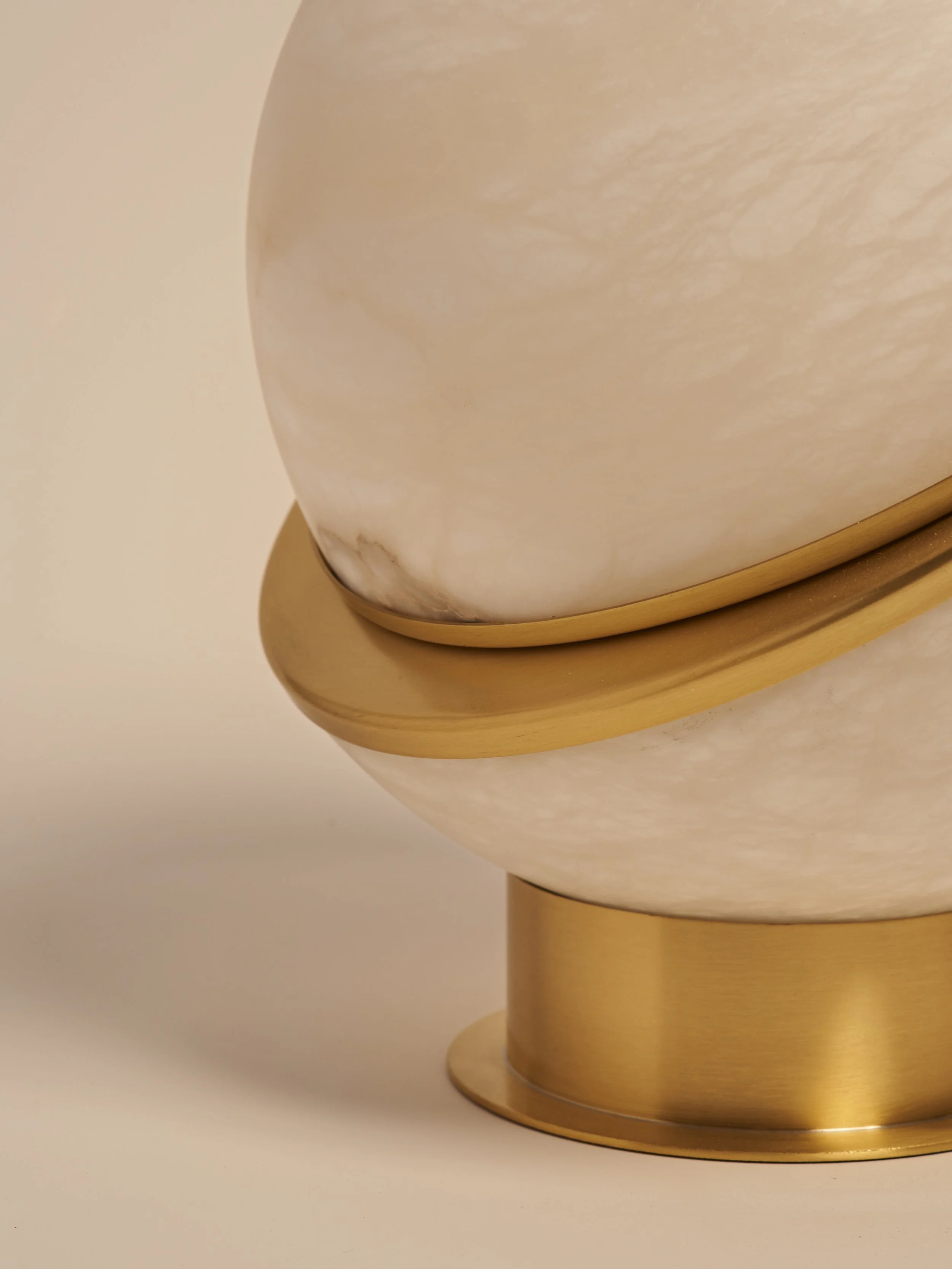 Matlight-table-lamp-Globe-alabaster-brass-05.jpg