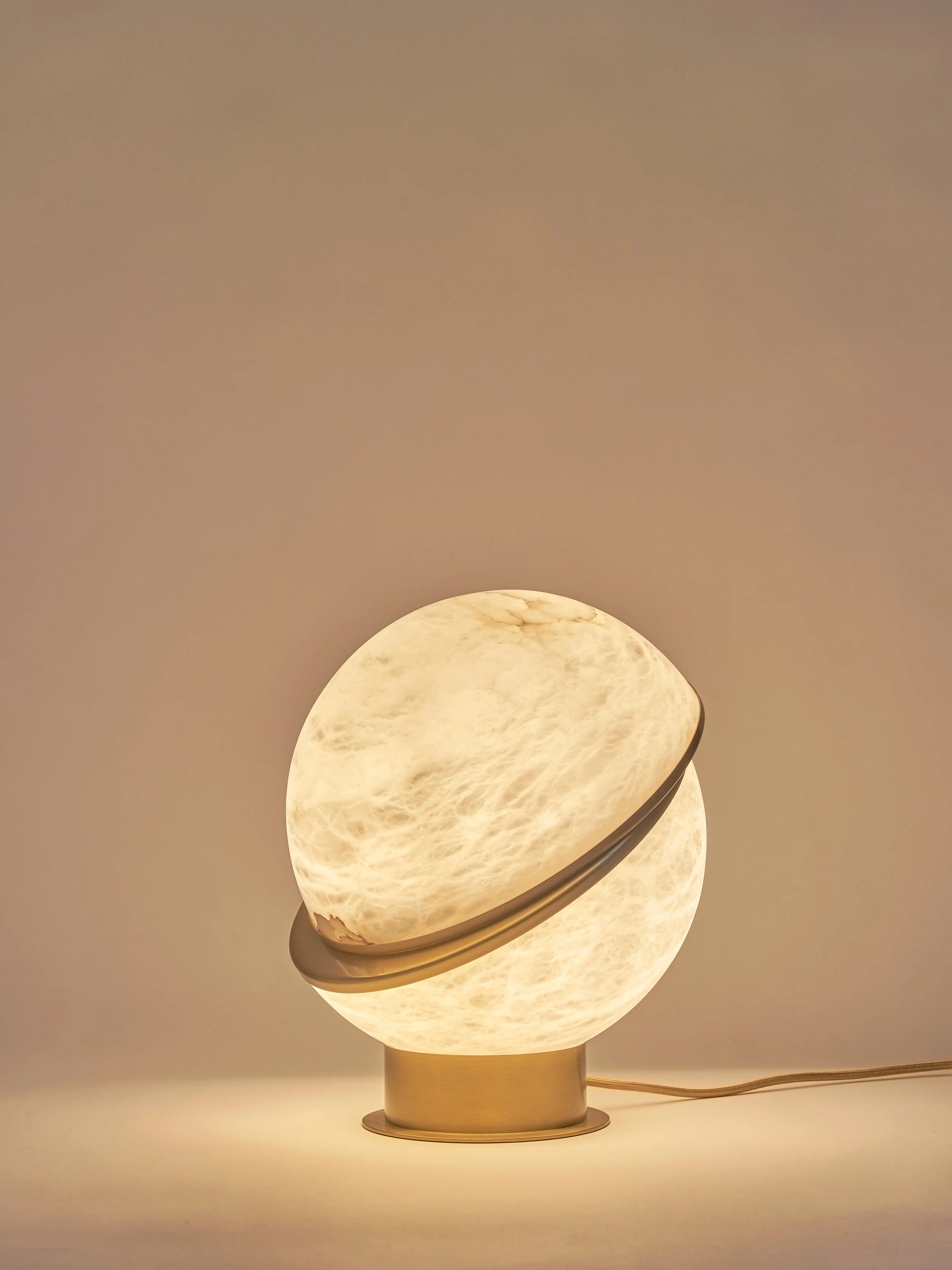 Matlight-table-lamp-Globe-alabaster-brass-04.jpg