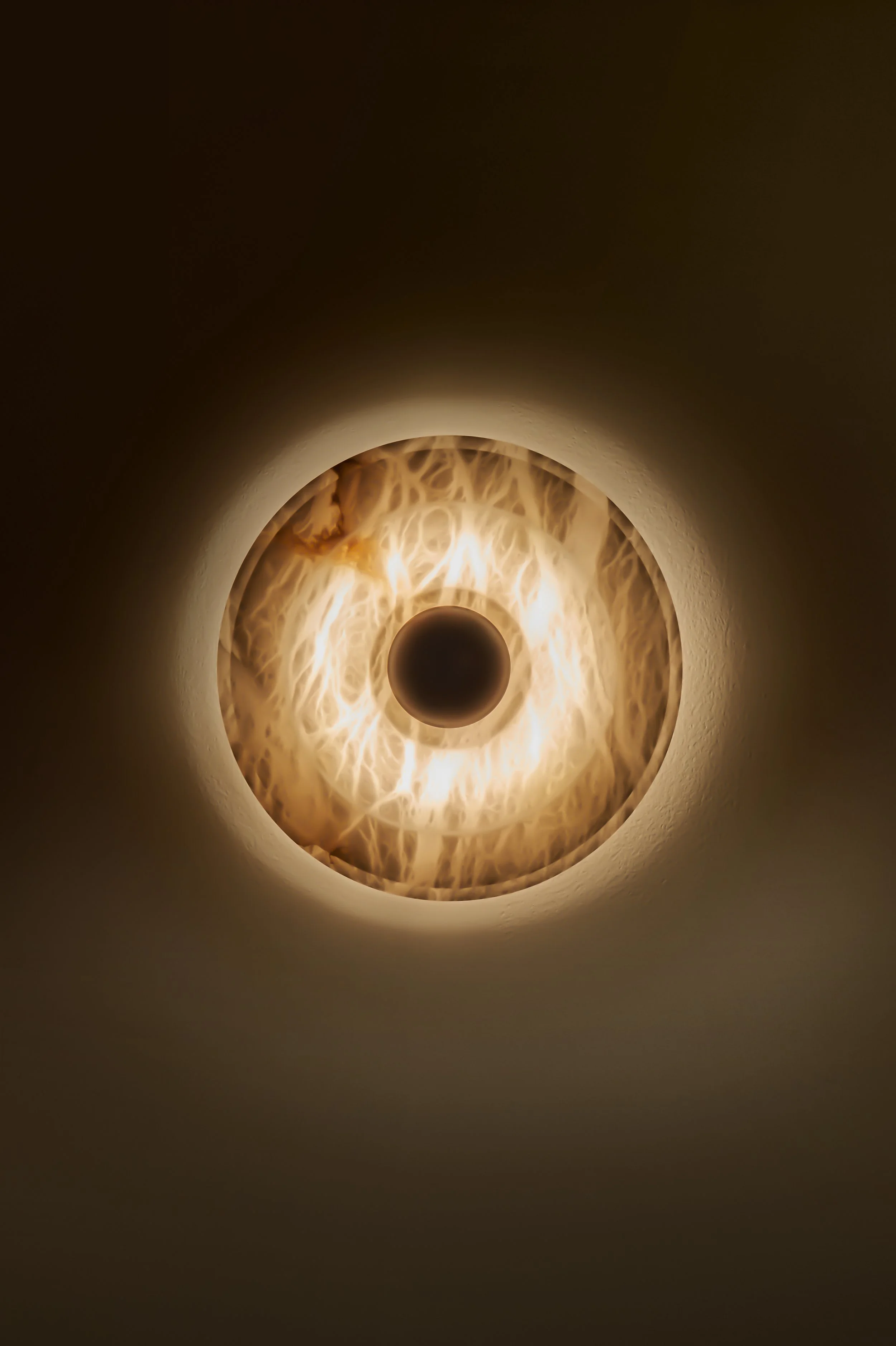 Matlight-Wall-sconce-Circle-alabaster-bronze-by-LC-Ateler-03b.jpg