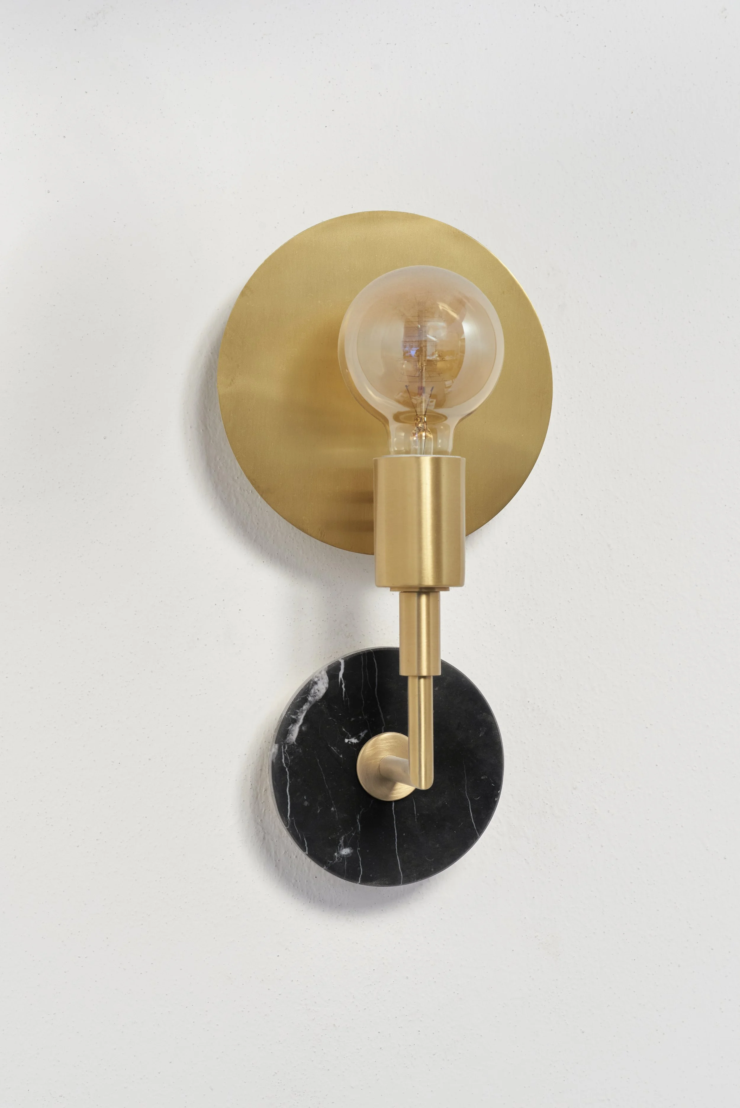 Matlight-wall-sconce-Vanessa-marble-brass-02.jpg