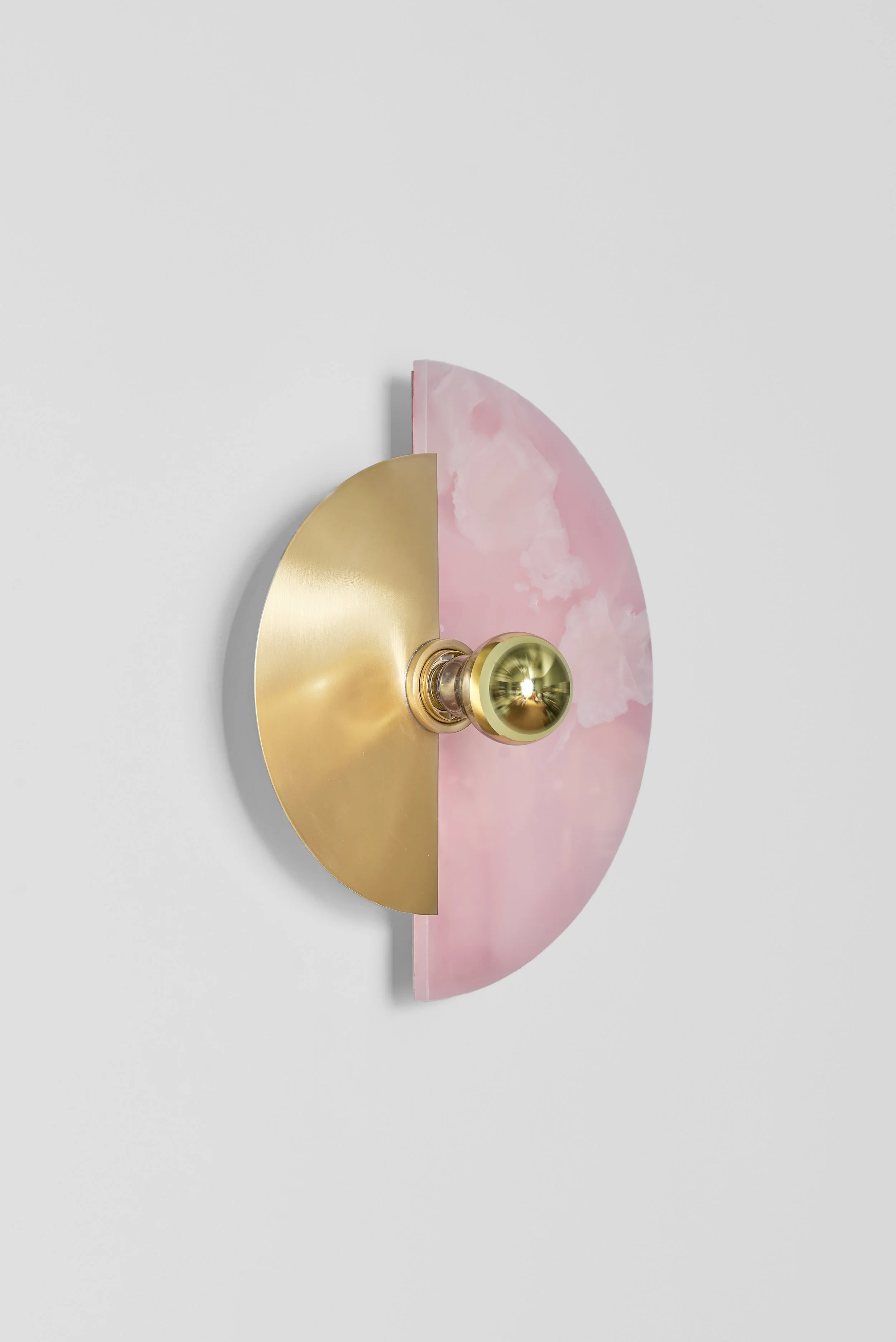 Matlight-wall-sconce-Levante-pink-onyx-brass-03.jpg