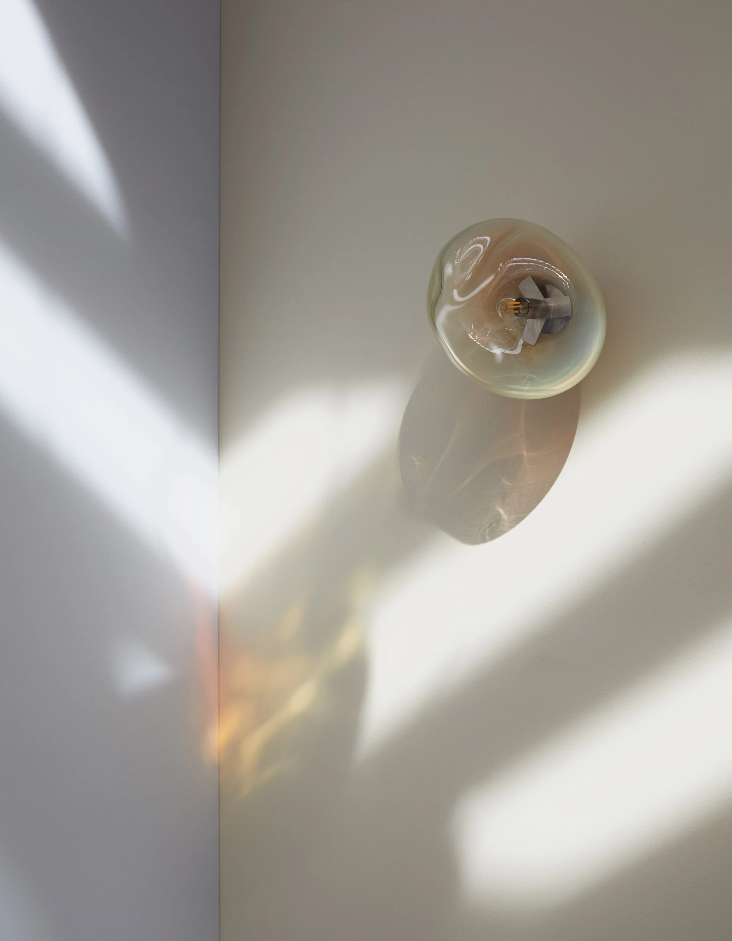 ELOA_2022_06_Wandleuchte_PhotoBy_MartinMueller_StylingBy_NiciTheuerkauf_RGB_LR.jpg