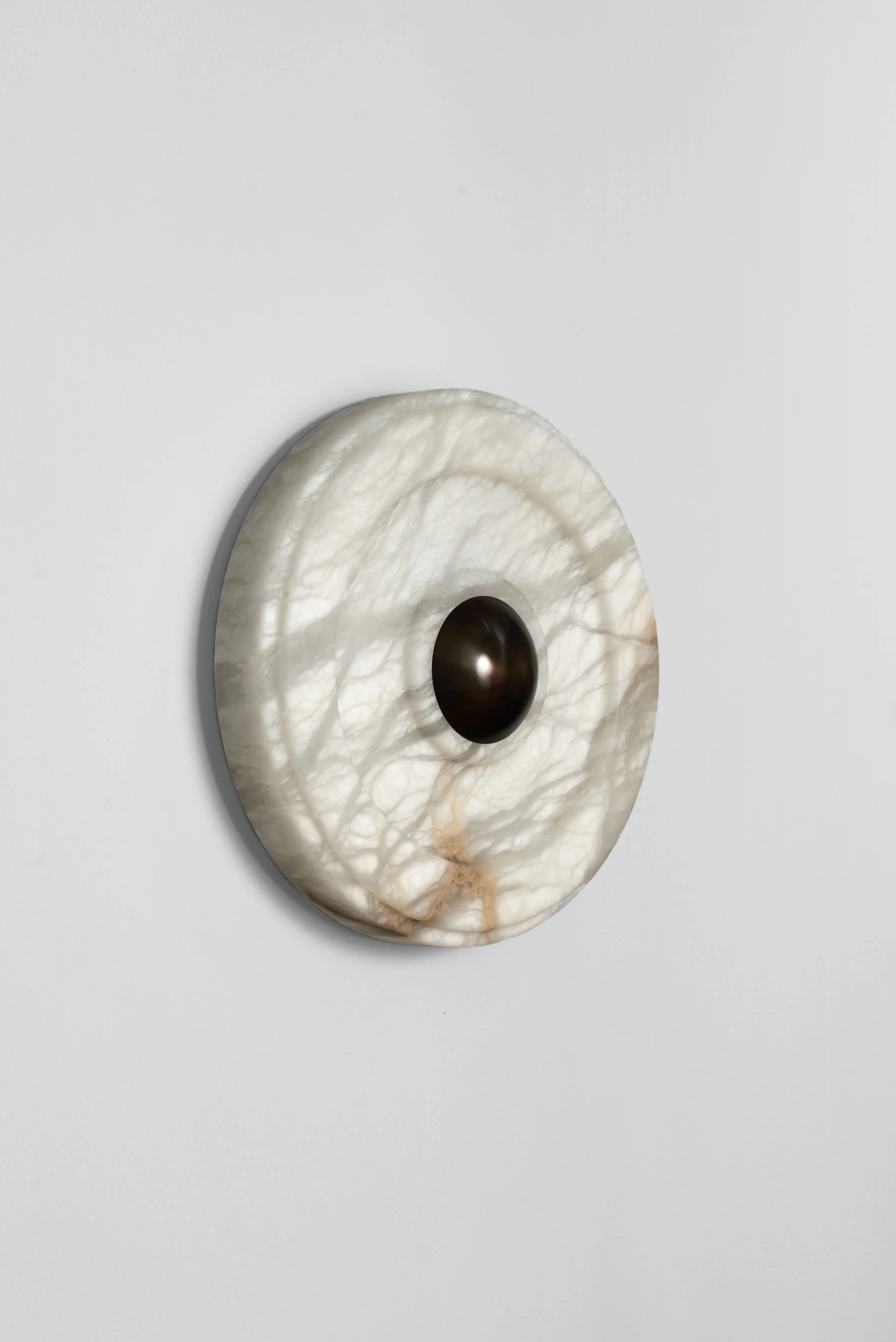 Matlight-Wall-sconce-Circle-alabaster-bronze-by-LC-Ateler-05.jpg
