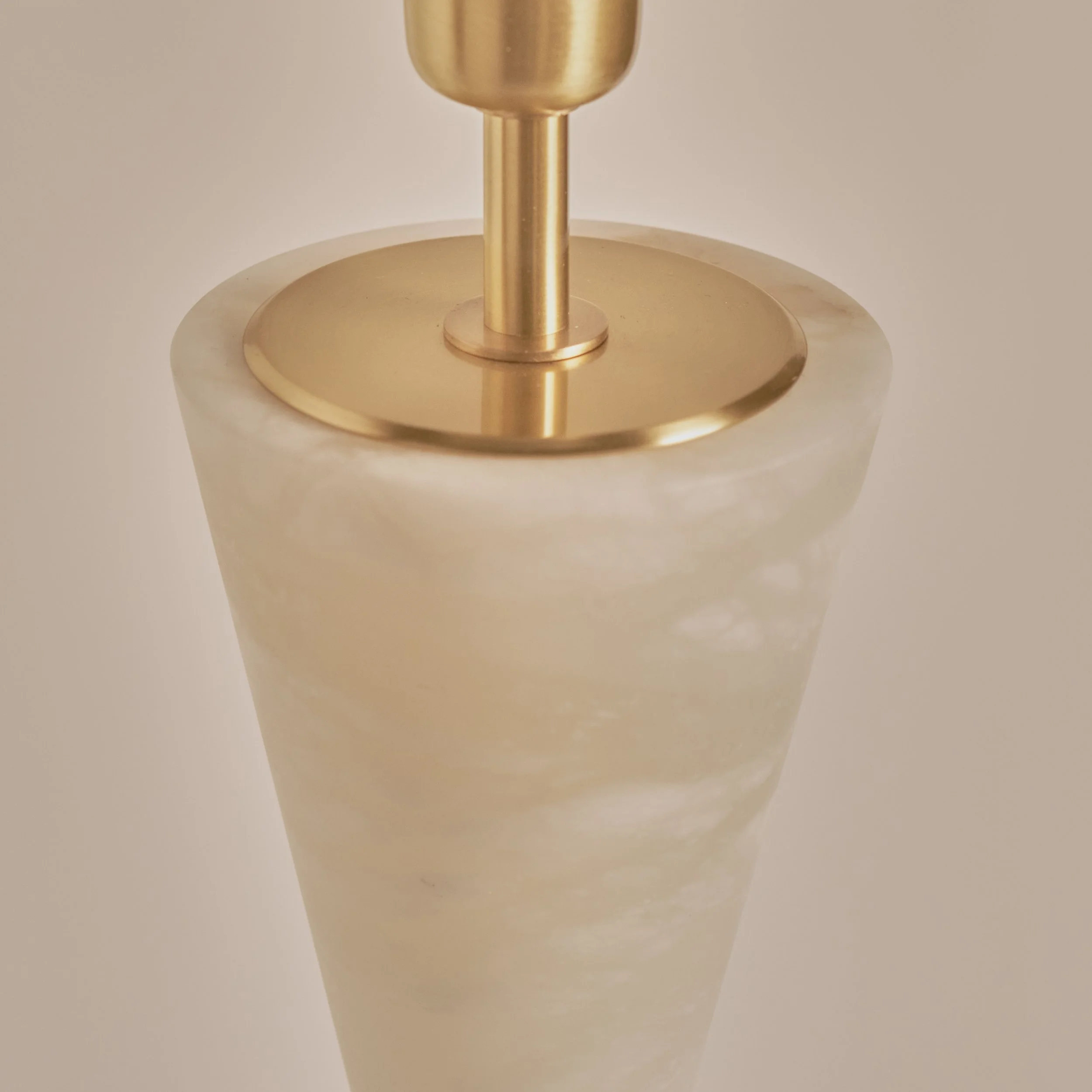 Matlight-table-lamp-Silhouette-alabaster-brass-04.jpg