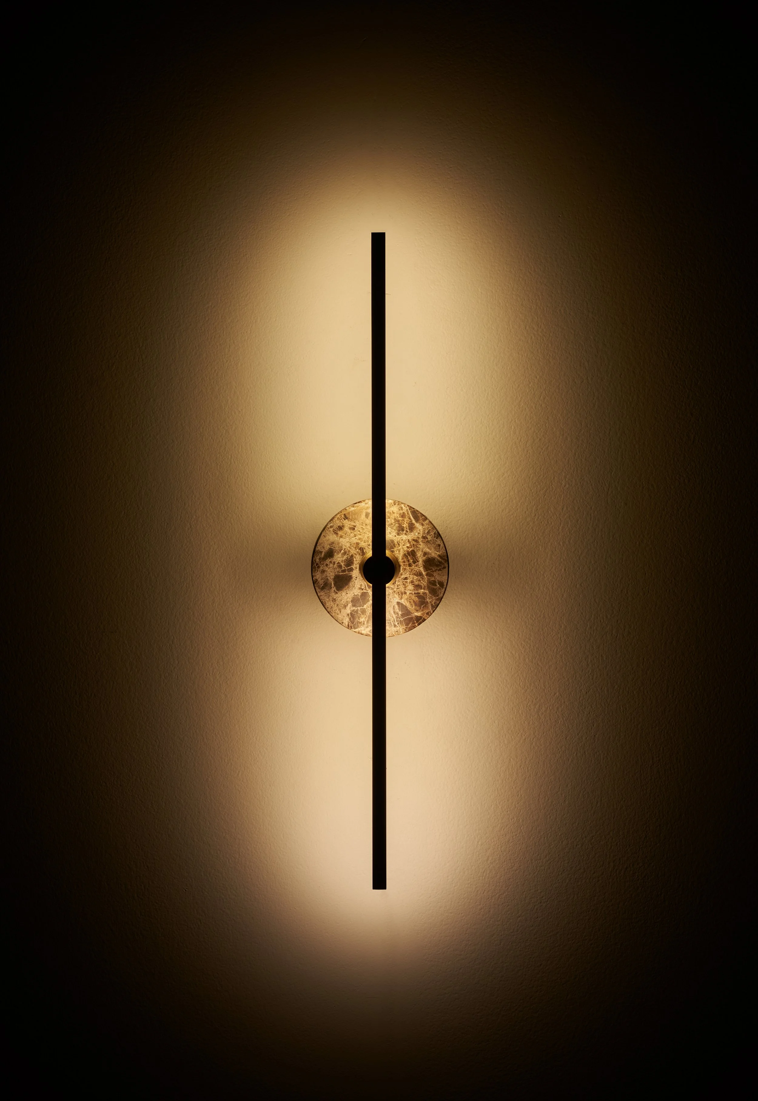 Matlight-wall-sconce-stick-brown-marble-brass-02.jpg