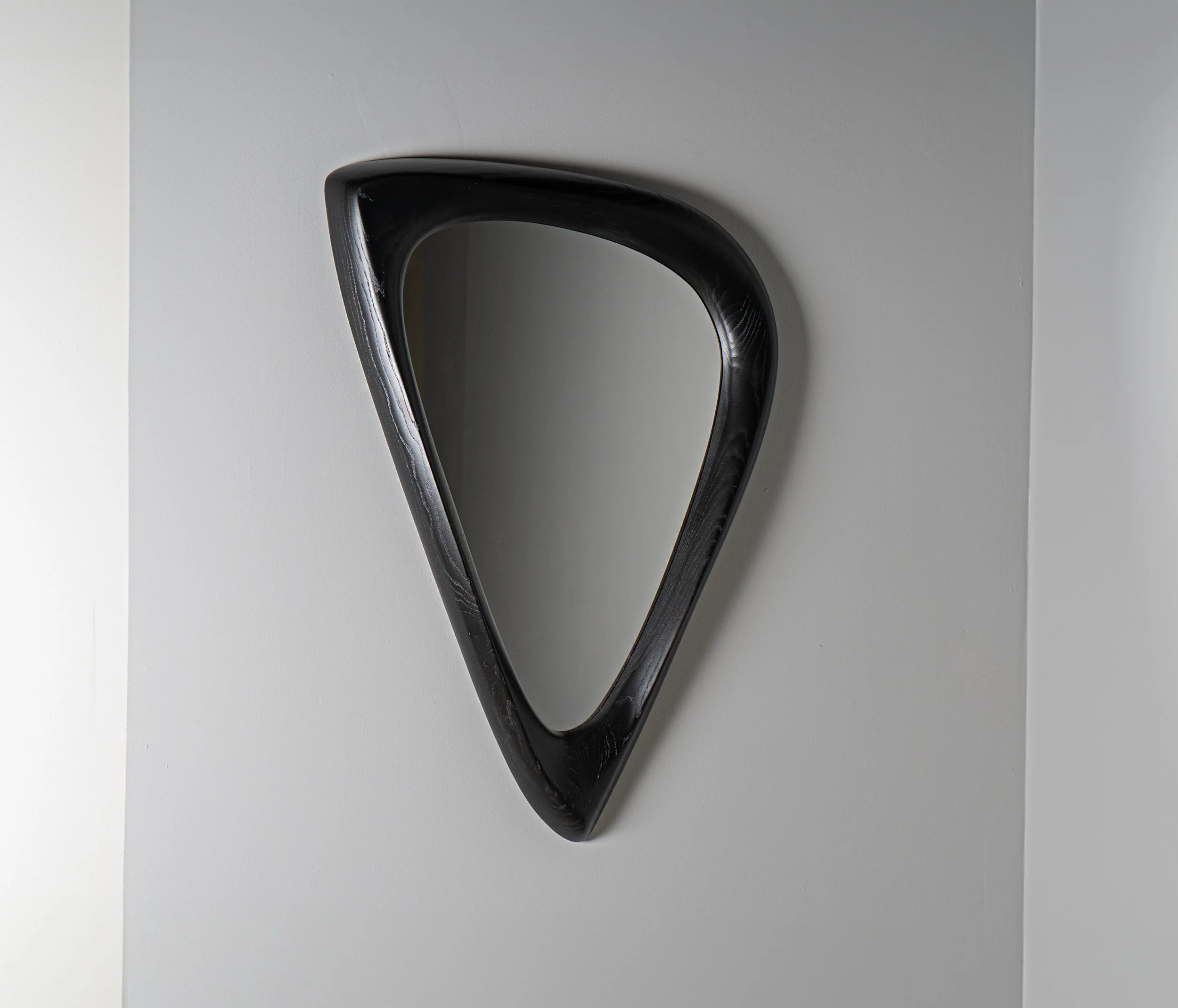 Cuneate mirror 02.jpg