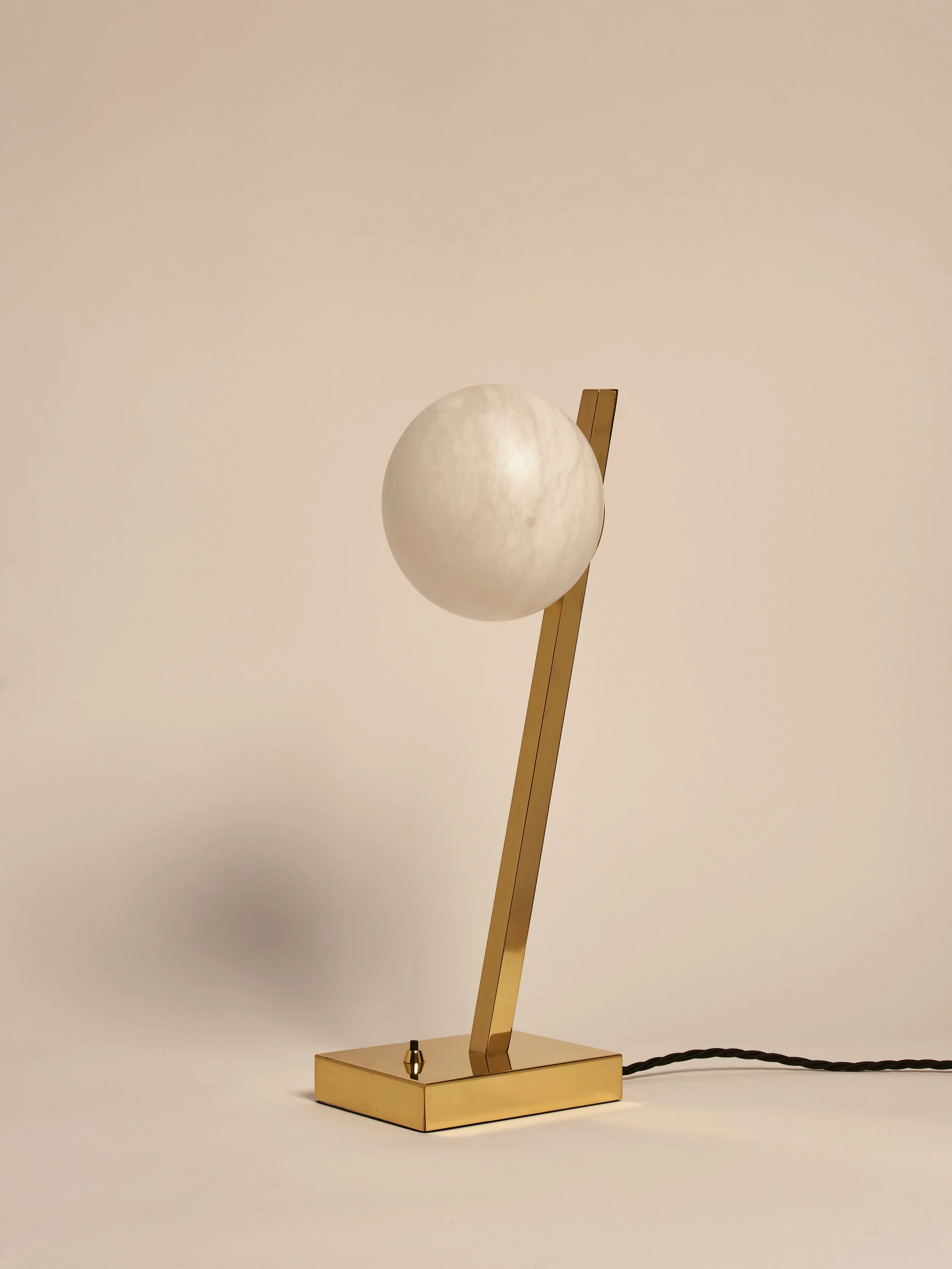 Matlight-table-lamp-Offset-alabaster-brass-02.jpg