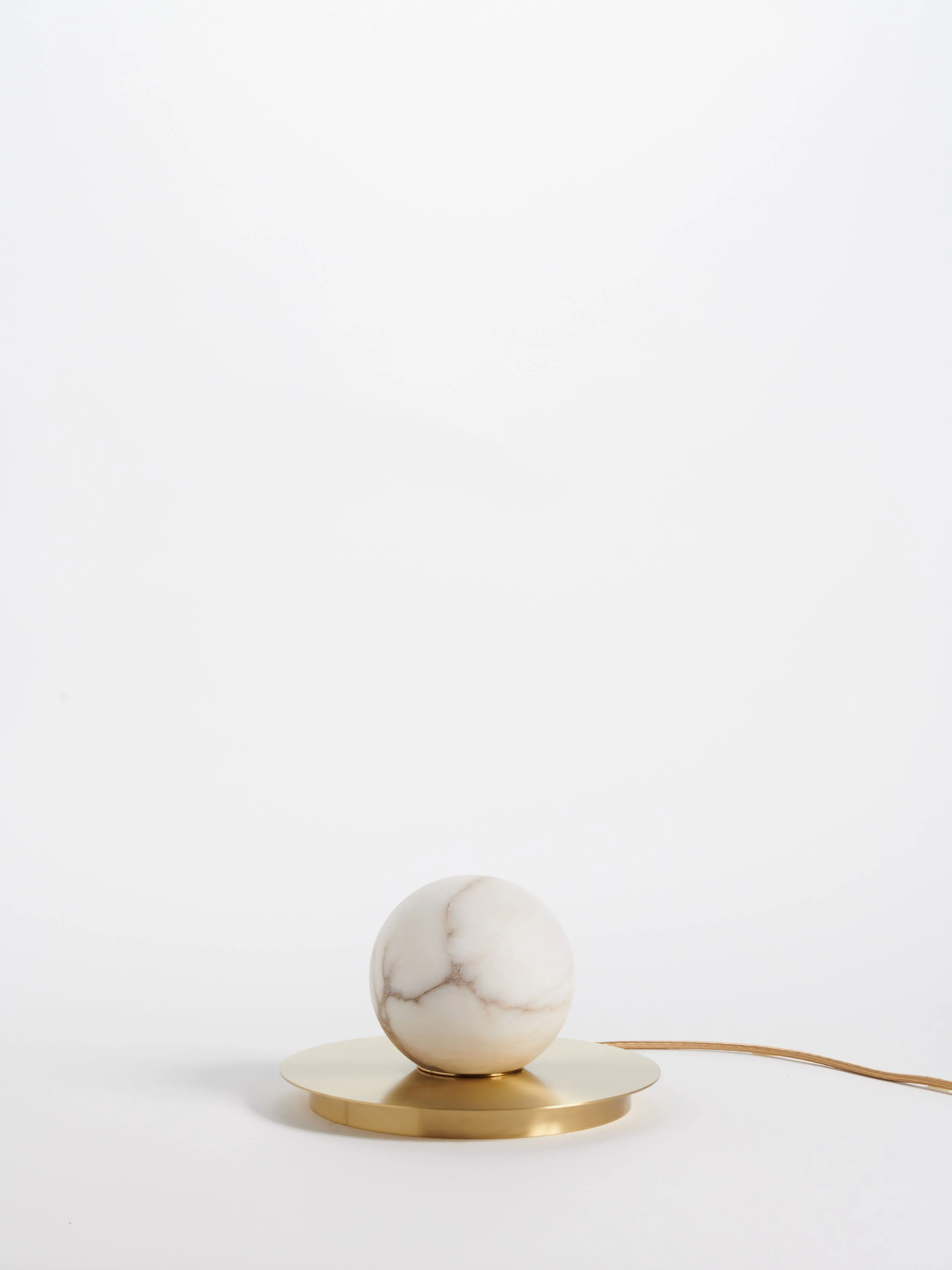 Matlight-table-lamp-alabaster-moon-mini-brass-03.jpg