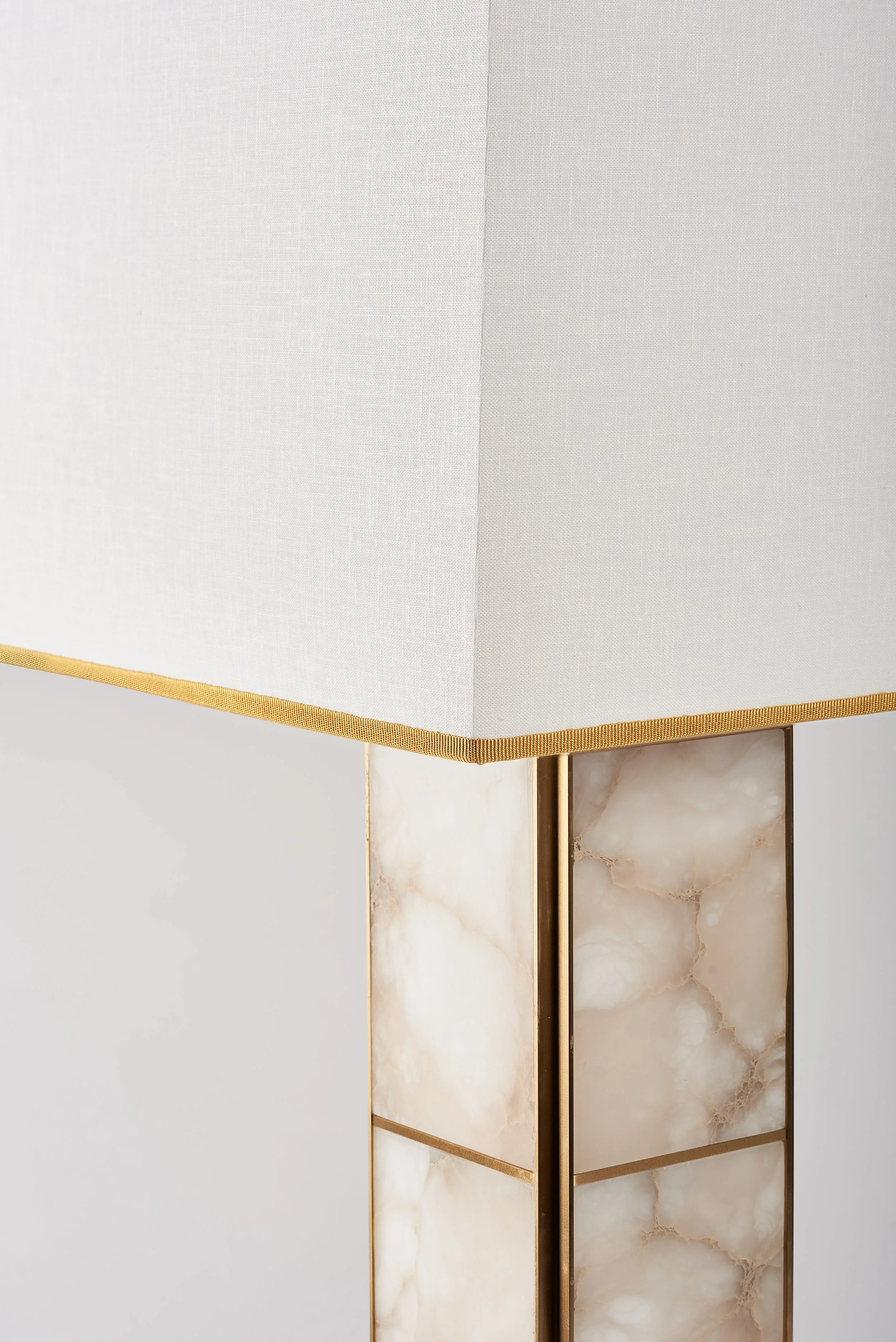Matlight-table-lamp-Mole-brass-alabaster-03.jpg