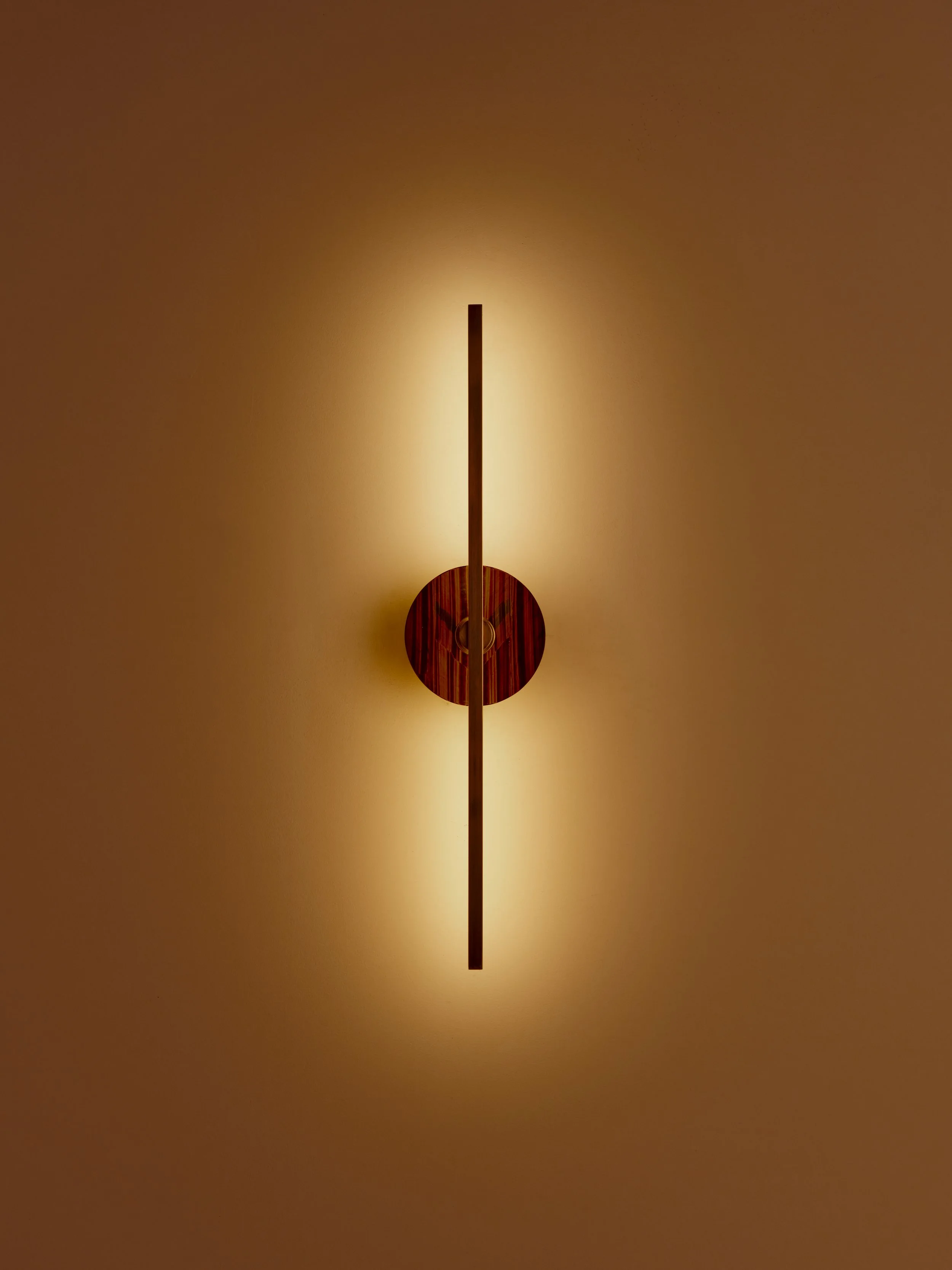 _Matlight-wall-sconce-stick-tiger-eye-brass-02.jpg