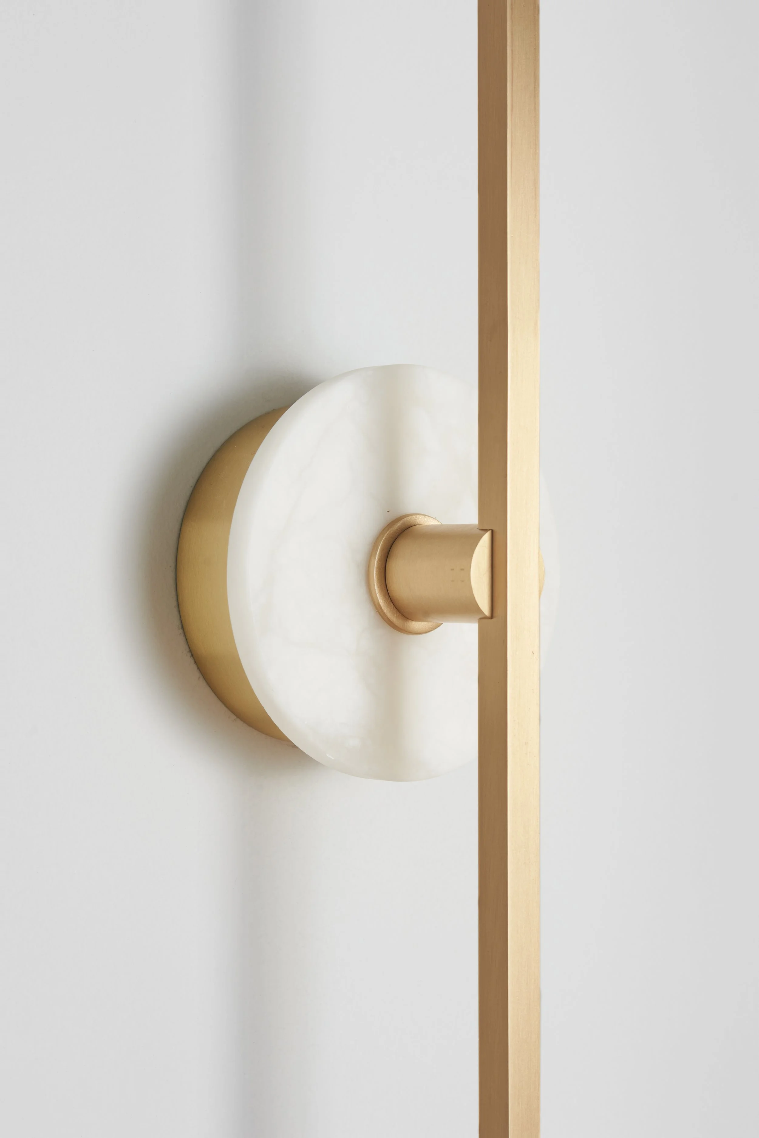 Matlight-wall-sconce-stick-alabaster-brass-04.jpg