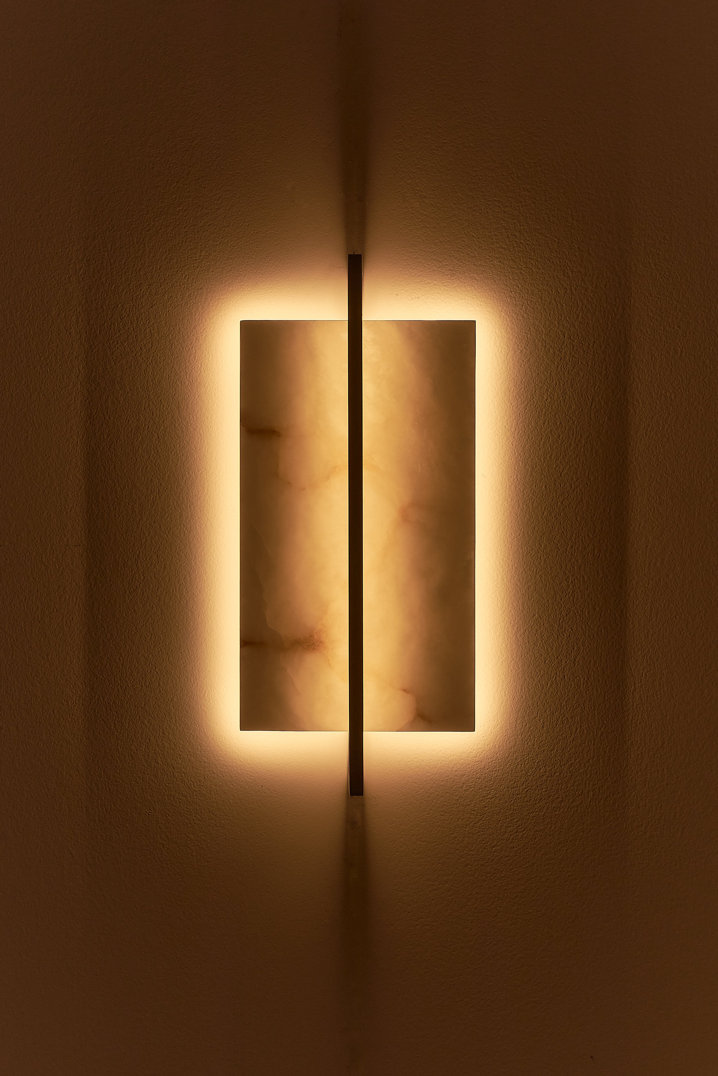 Matlight-wall-sconce-Tile-alabaster-bronze-05.jpg