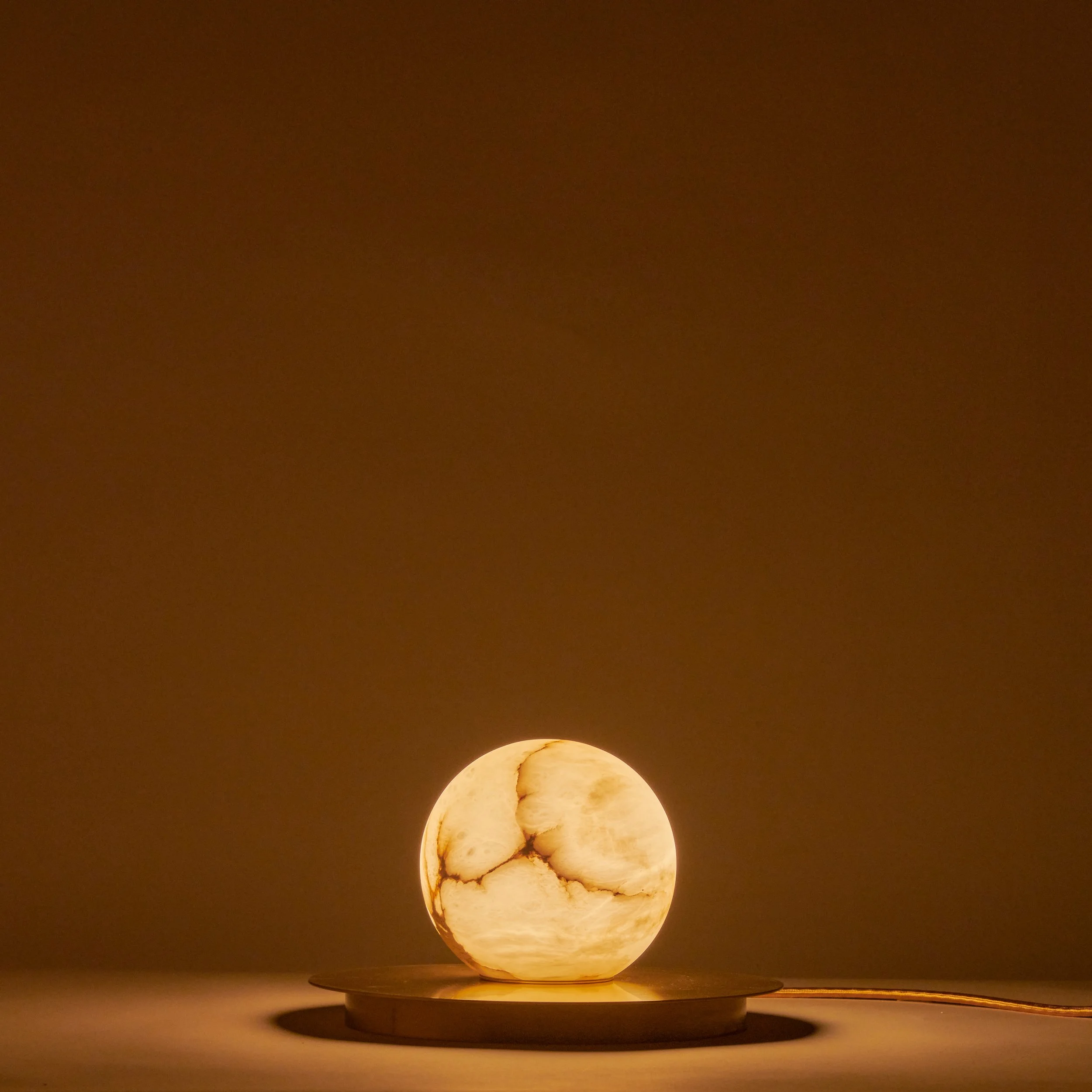 Matlight-table-lamp-alabaster-moon-mini-brass-06.jpg