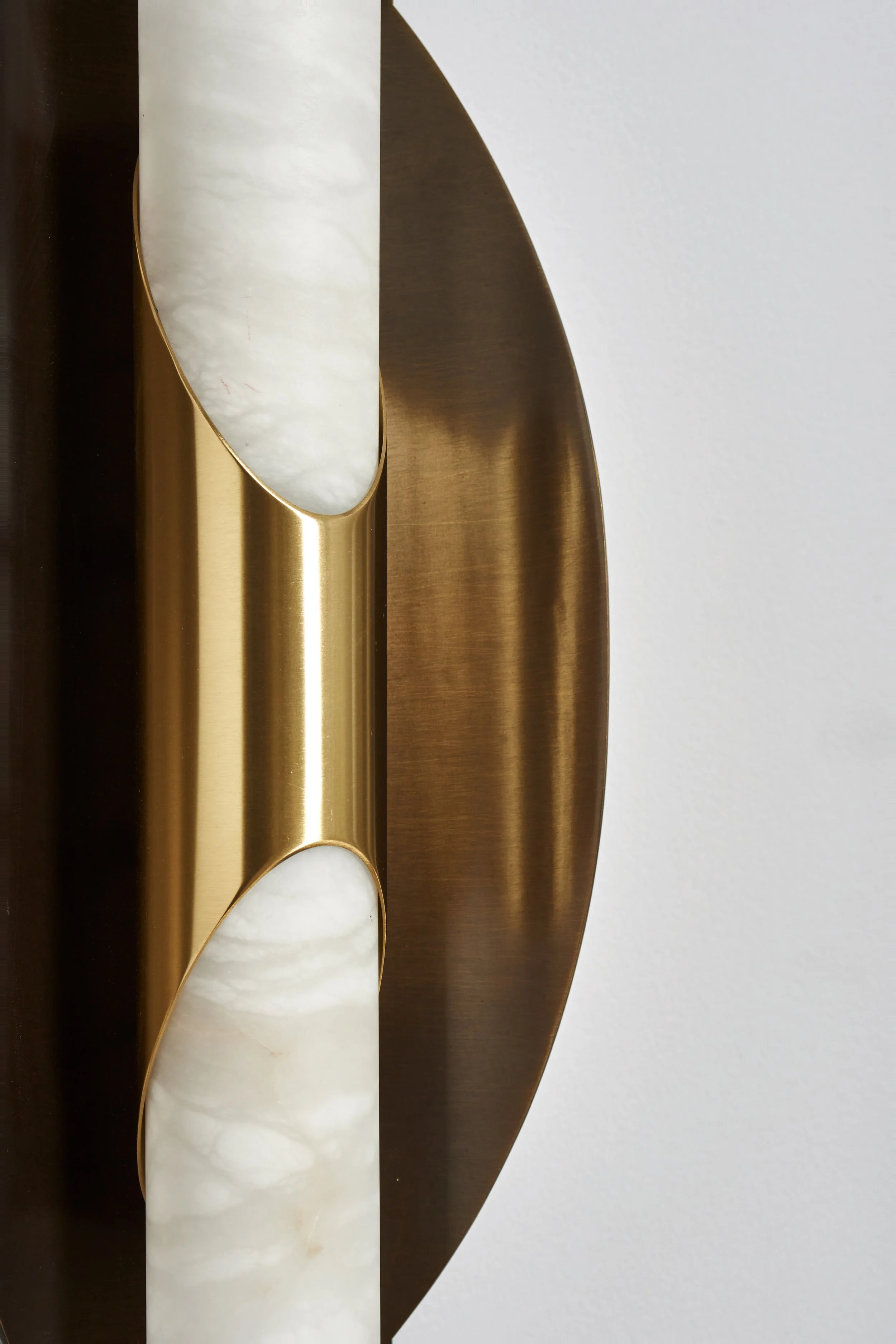 Matlight-wall-sconce-Manta-alabaster-brass-bronze-03.jpg
