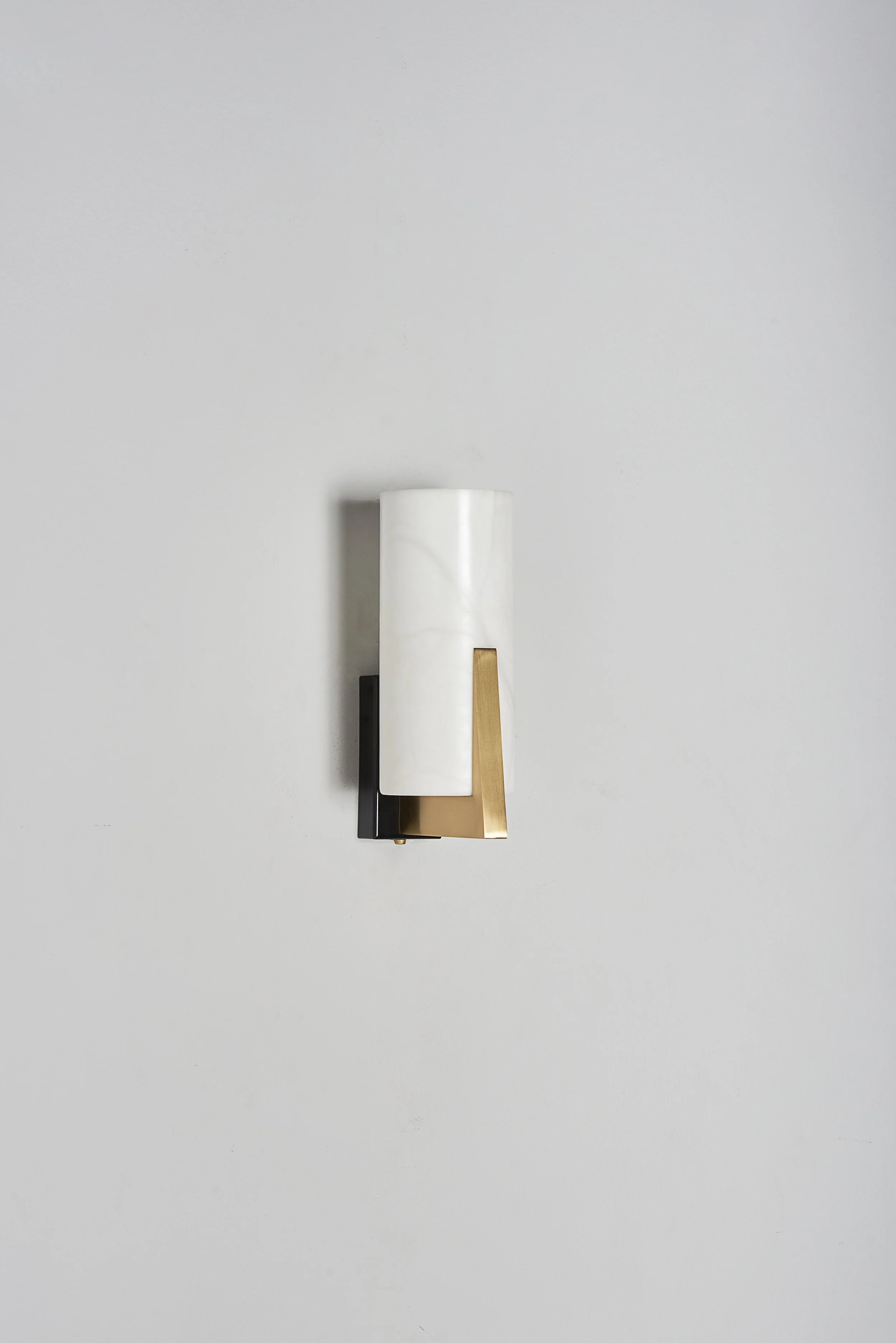 Matlight-wall-sconce-Zeno-alabaster-brass-02.jpg