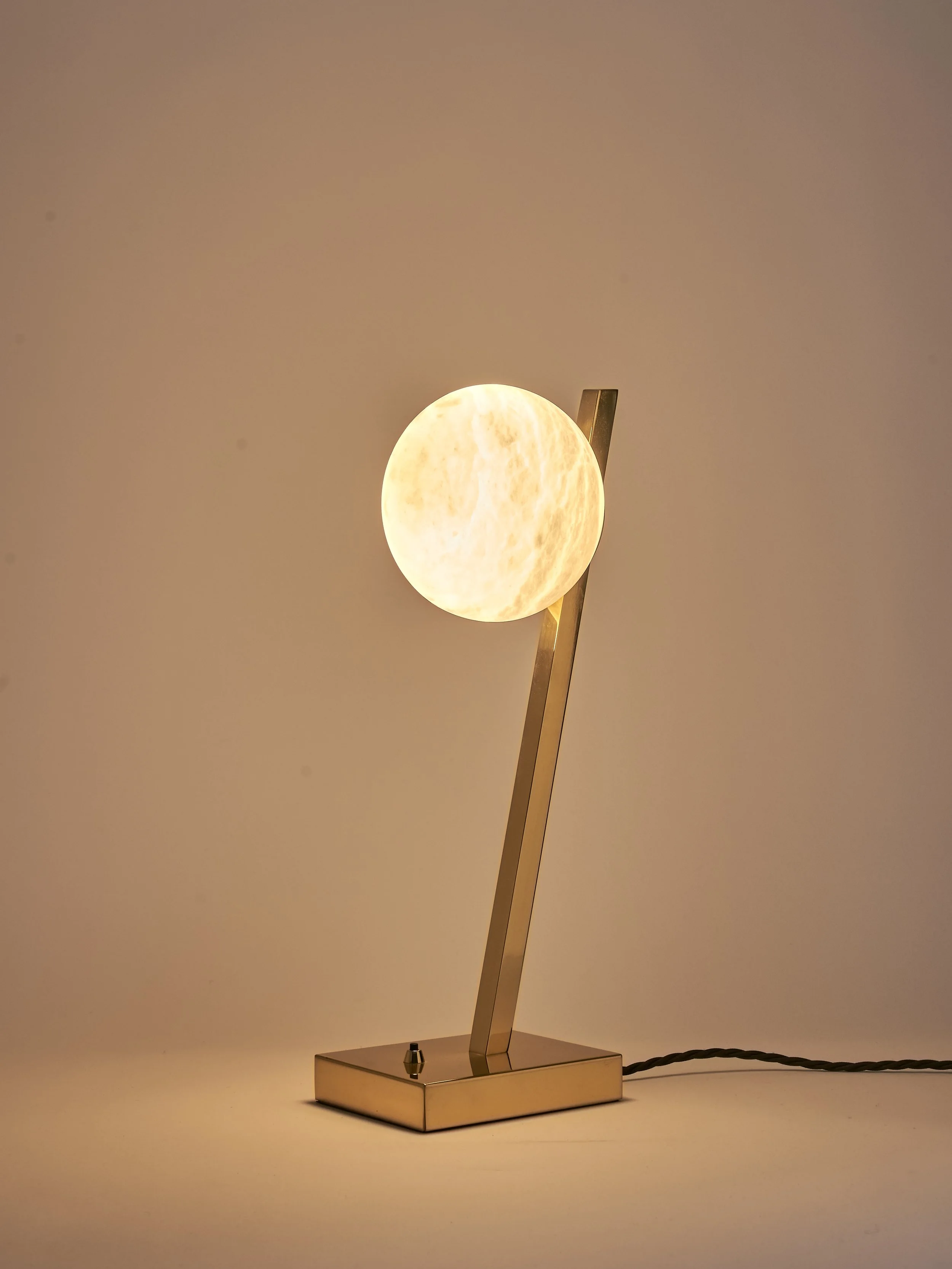 Matlight-table-lamp-Offset-alabaster-brass-03.jpg