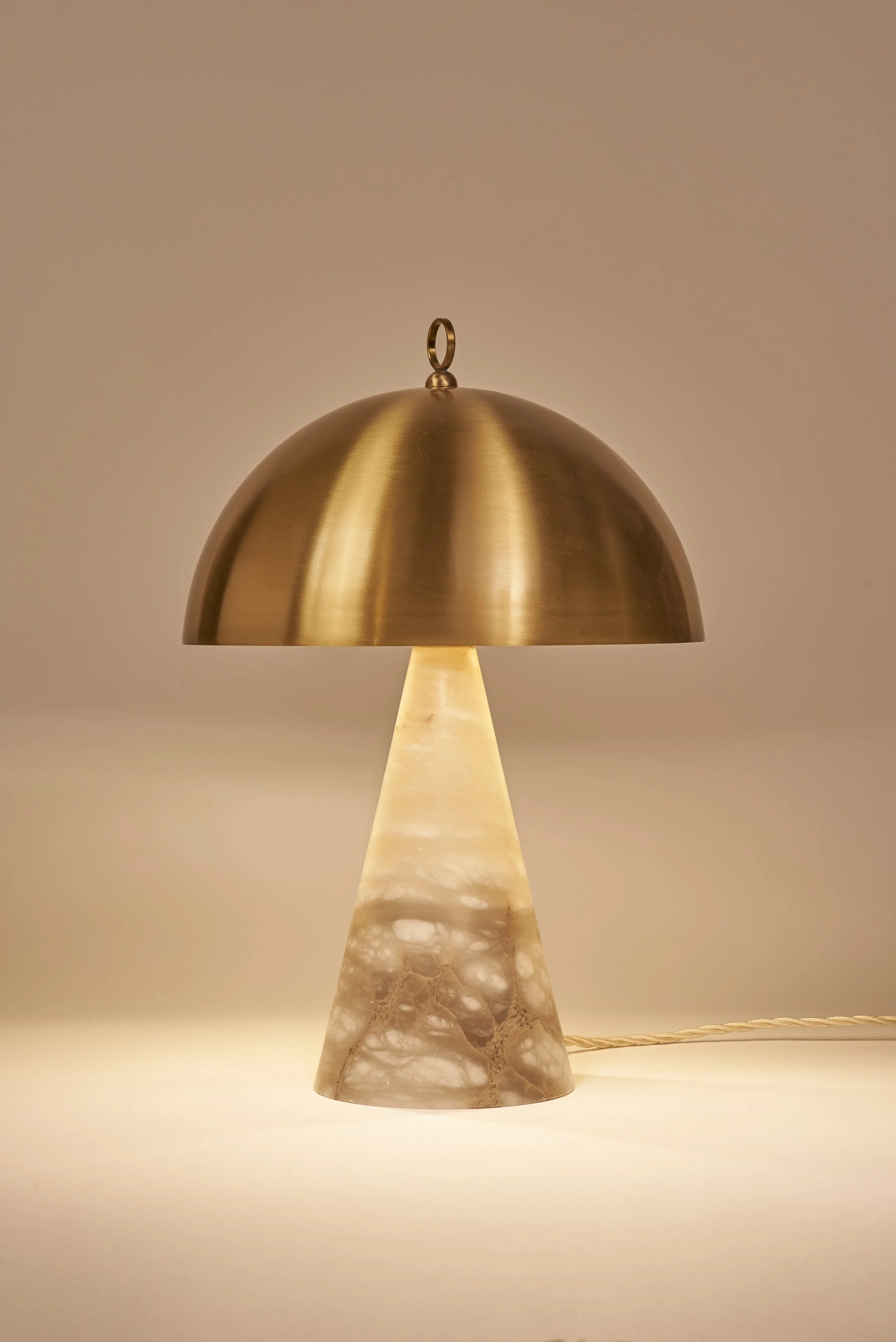 Matlight-table-lamp-Funghetto-alabaster-brass-02b.jpg