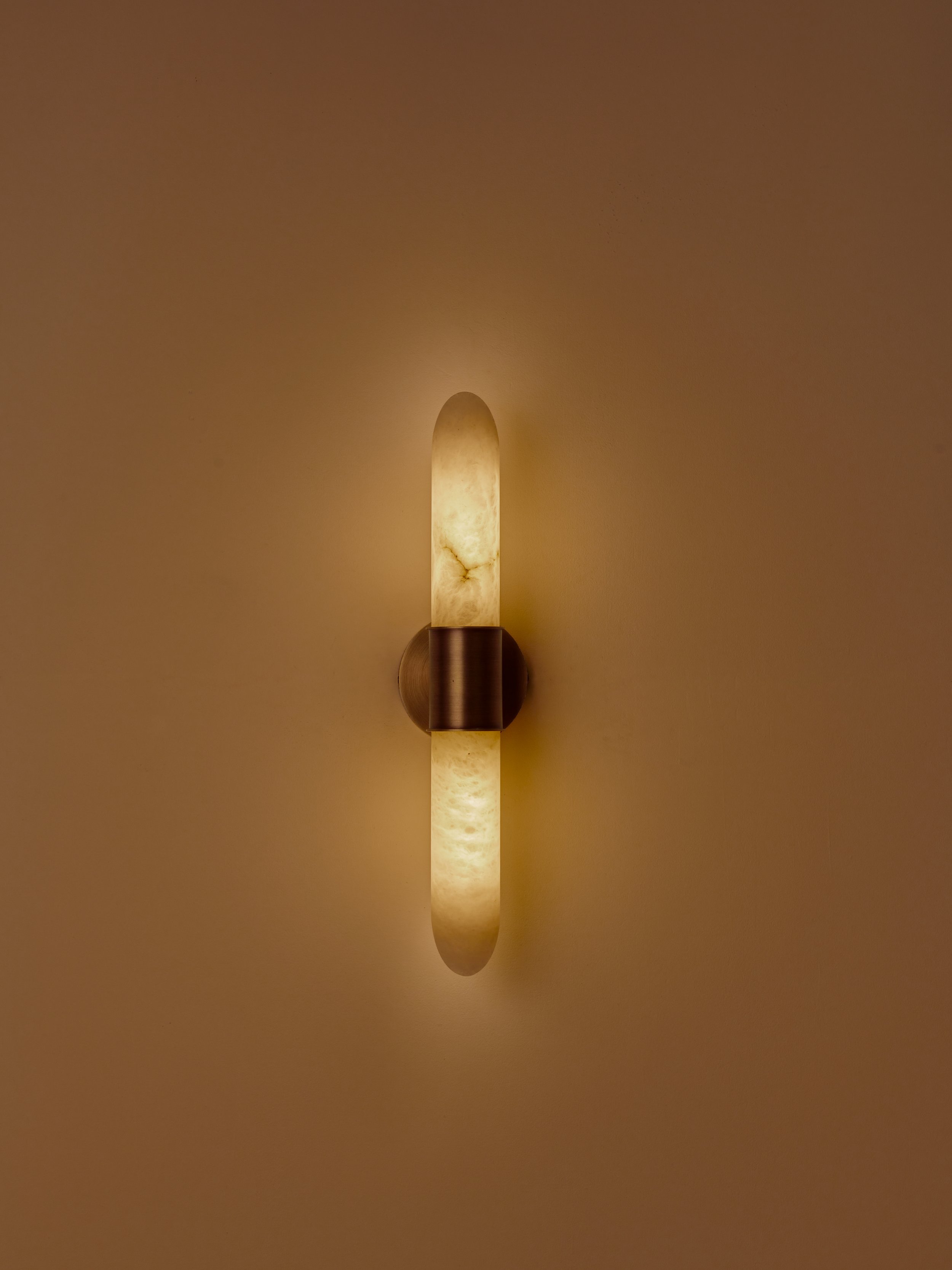 Matlight-wall-sconce-Tabita-alabaster-brass-02b.jpg