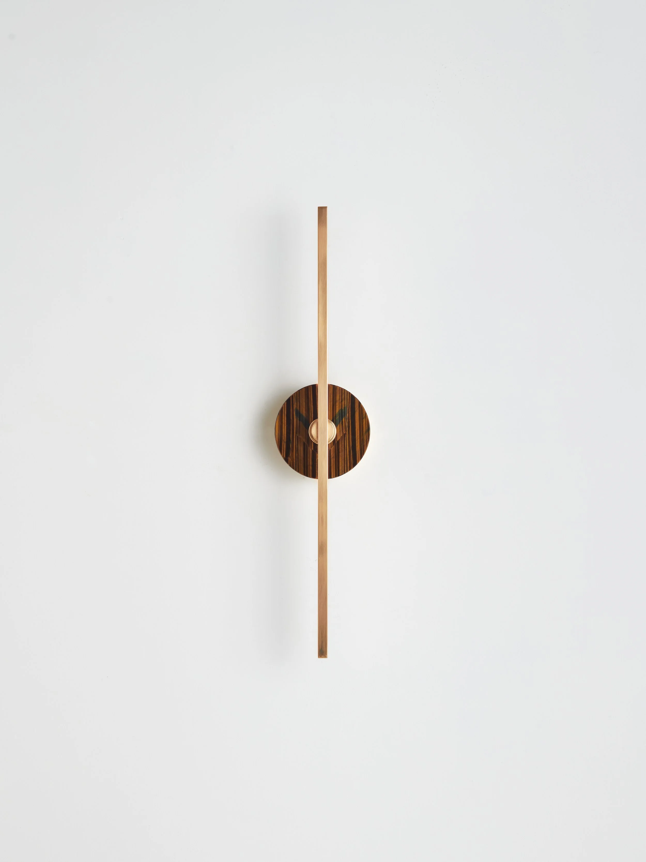 _Matlight-wall-sconce-stick-tiger-eye-brass-01.jpg
