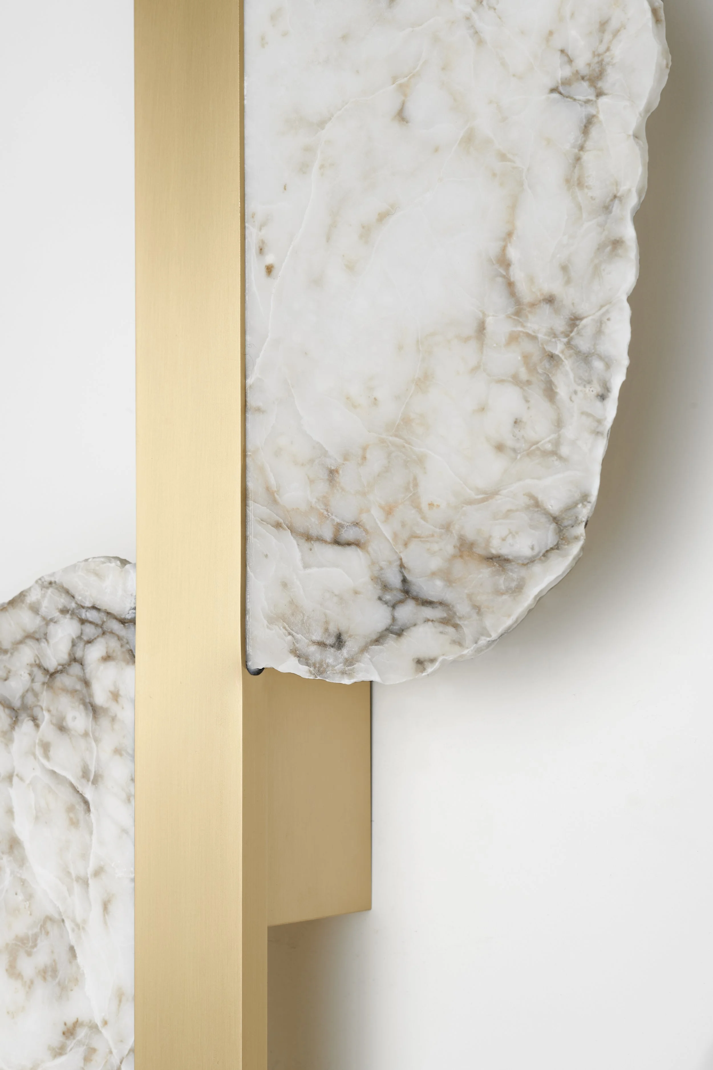 Matlight-wall-sconce-Eclipse-alabaster-brass-04 .jpg