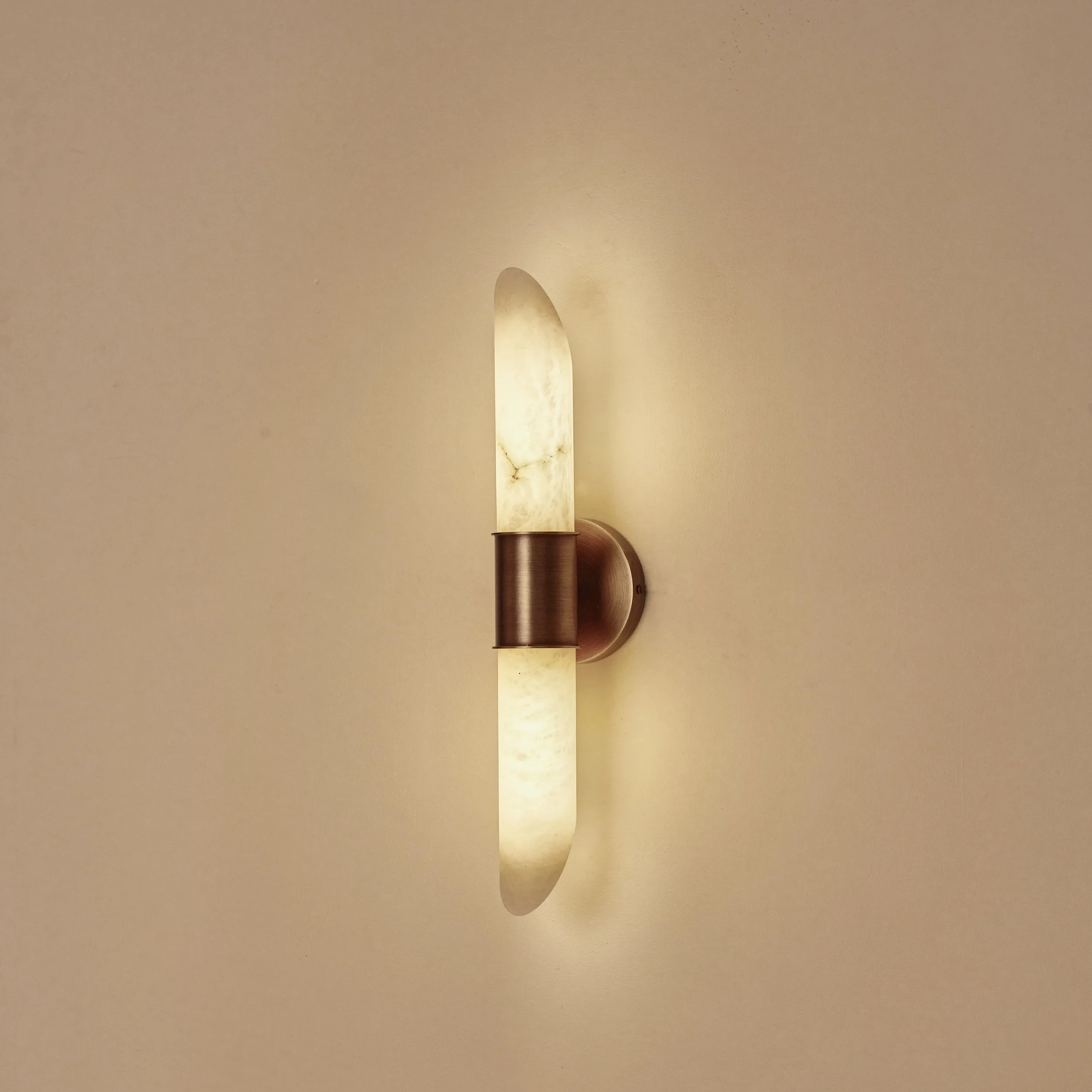 Matlight-wall-sconce-Tabitha-alabaster-brass-02.JPG