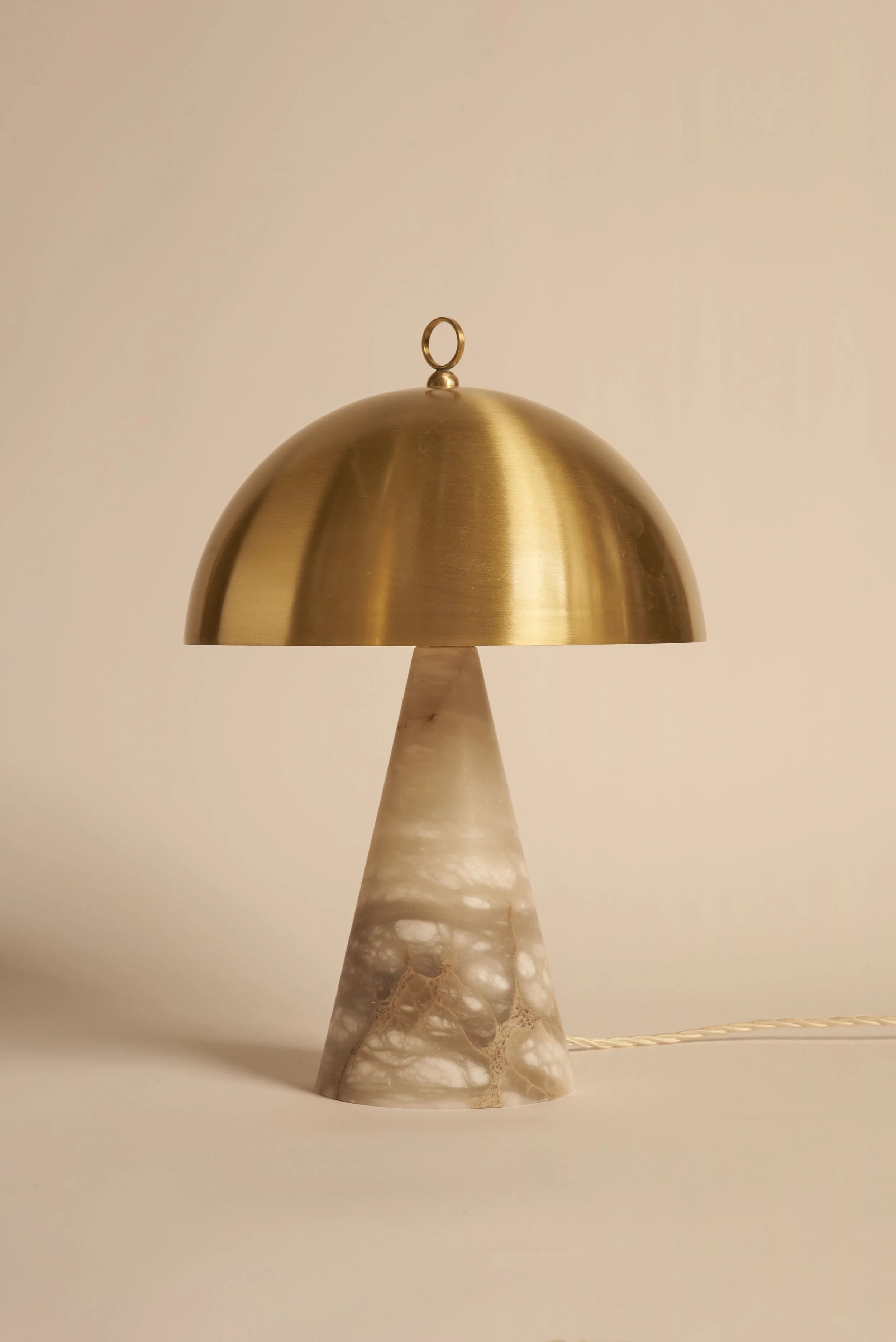 Matlight-table-lamp-Funghetto-alabaster-brass-02bb.jpg