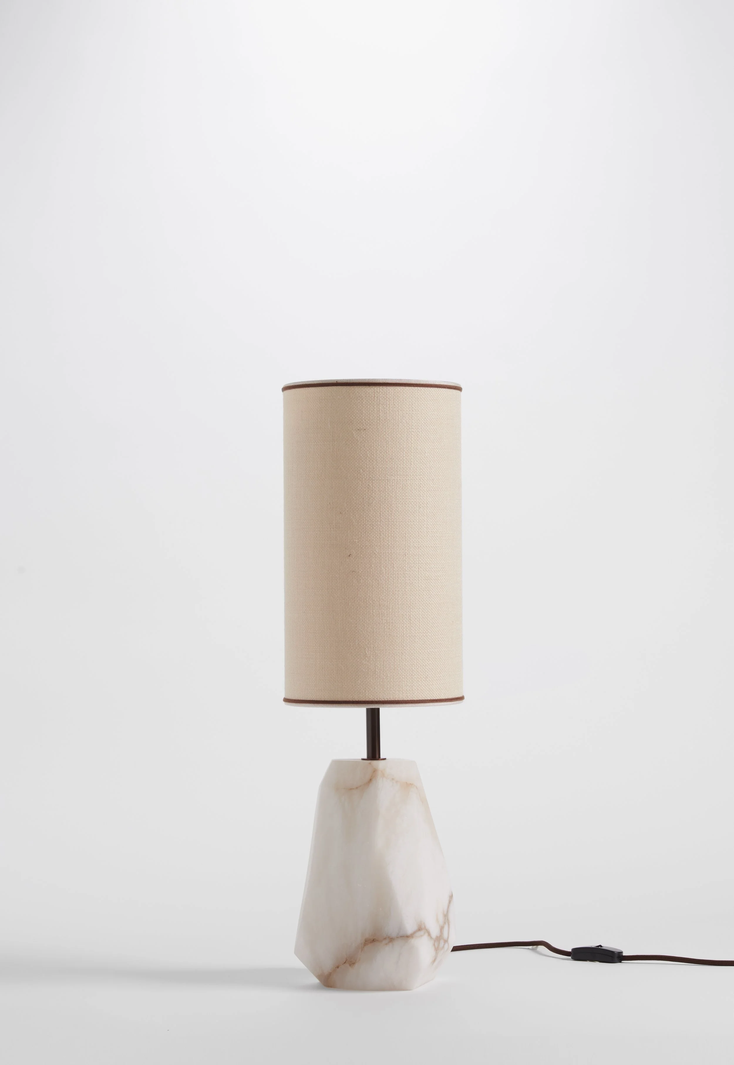 Matlight-table-lamp-Monolith-alabaster-bronze-02.jpg