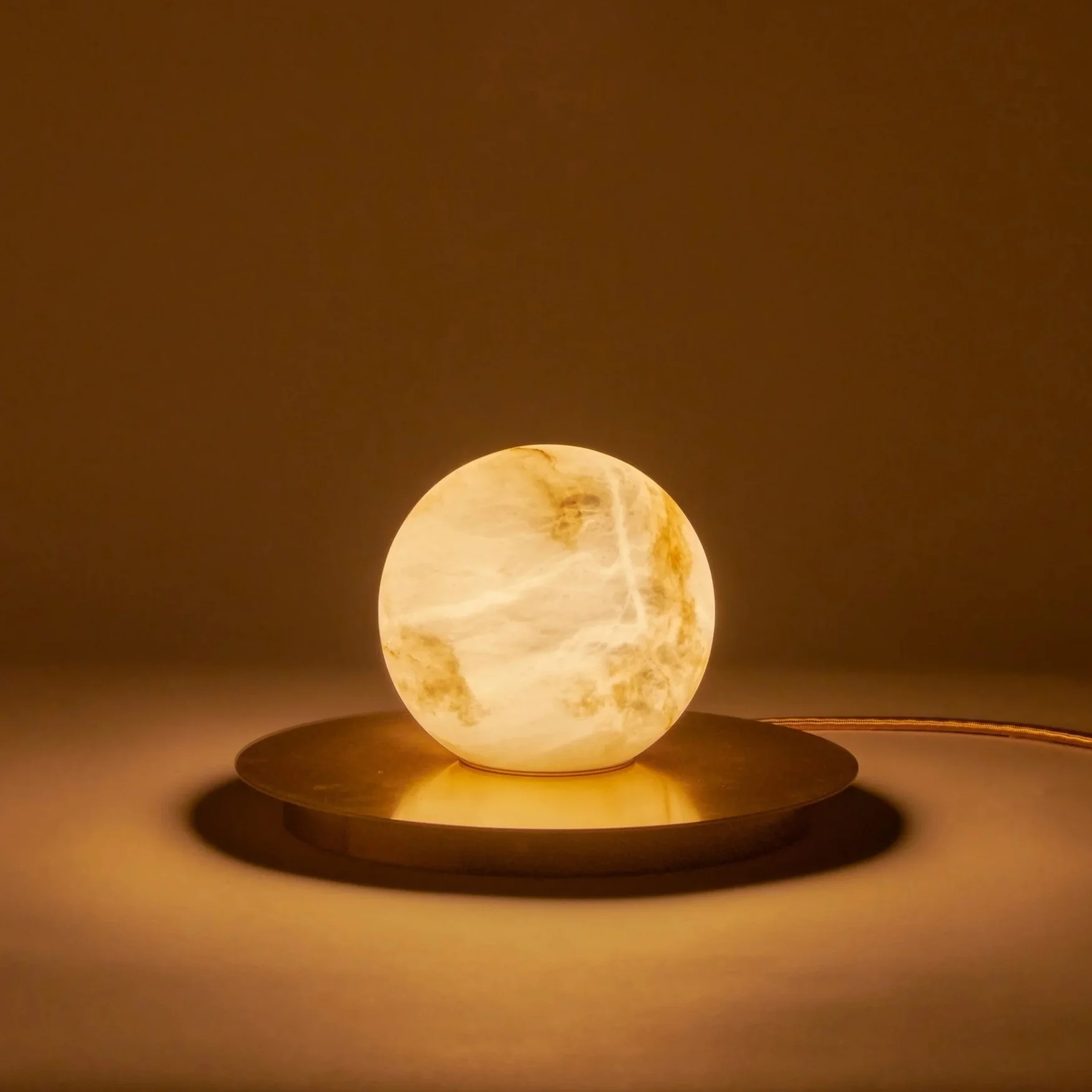 Matlight-table-lamp-alabaster-moon-mini-brass-02.jpg
