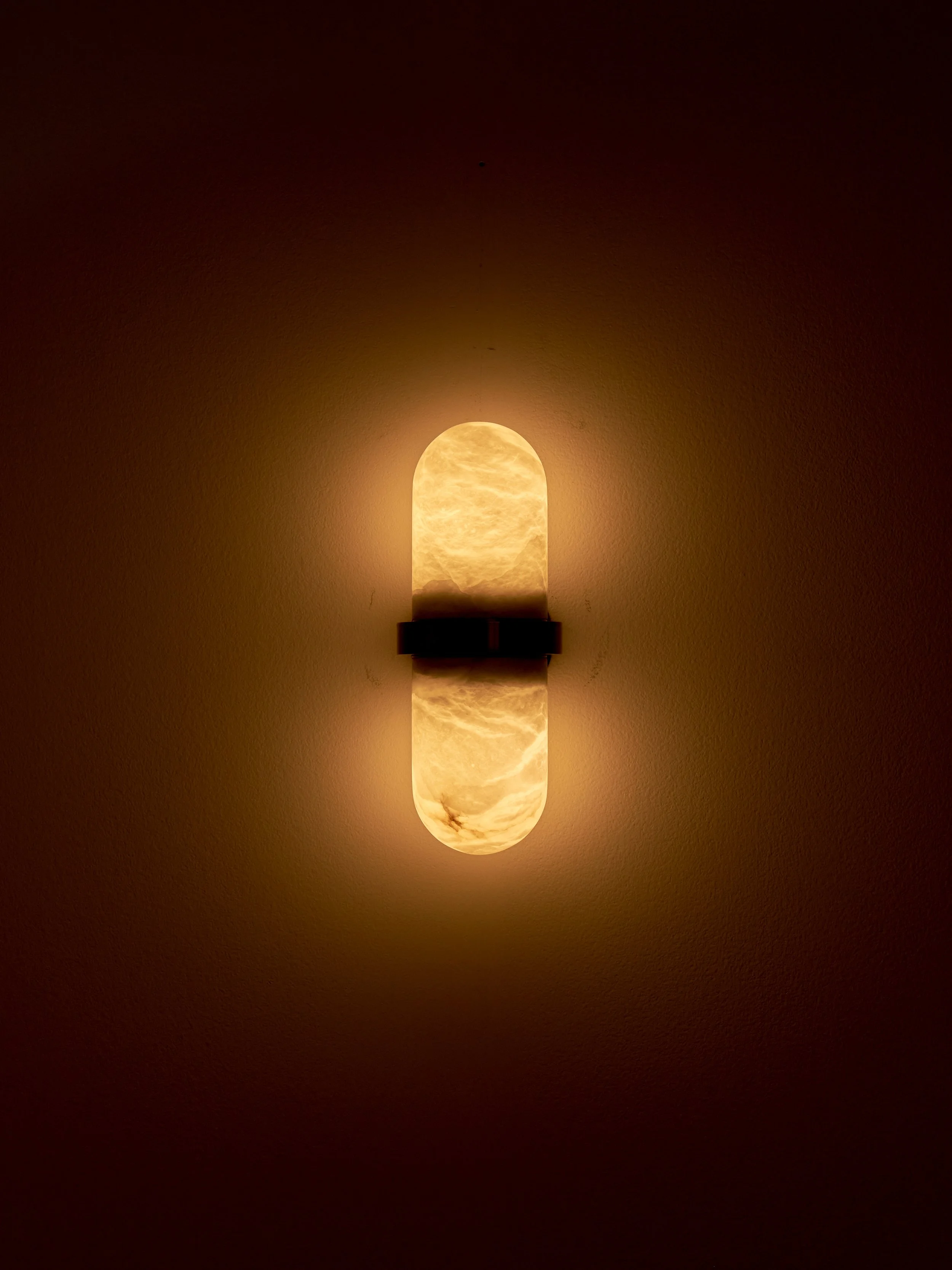 Matlight-Wall-sconce-Pill-alabaster-bronze-by-Droulers-Architecture-05.jpg